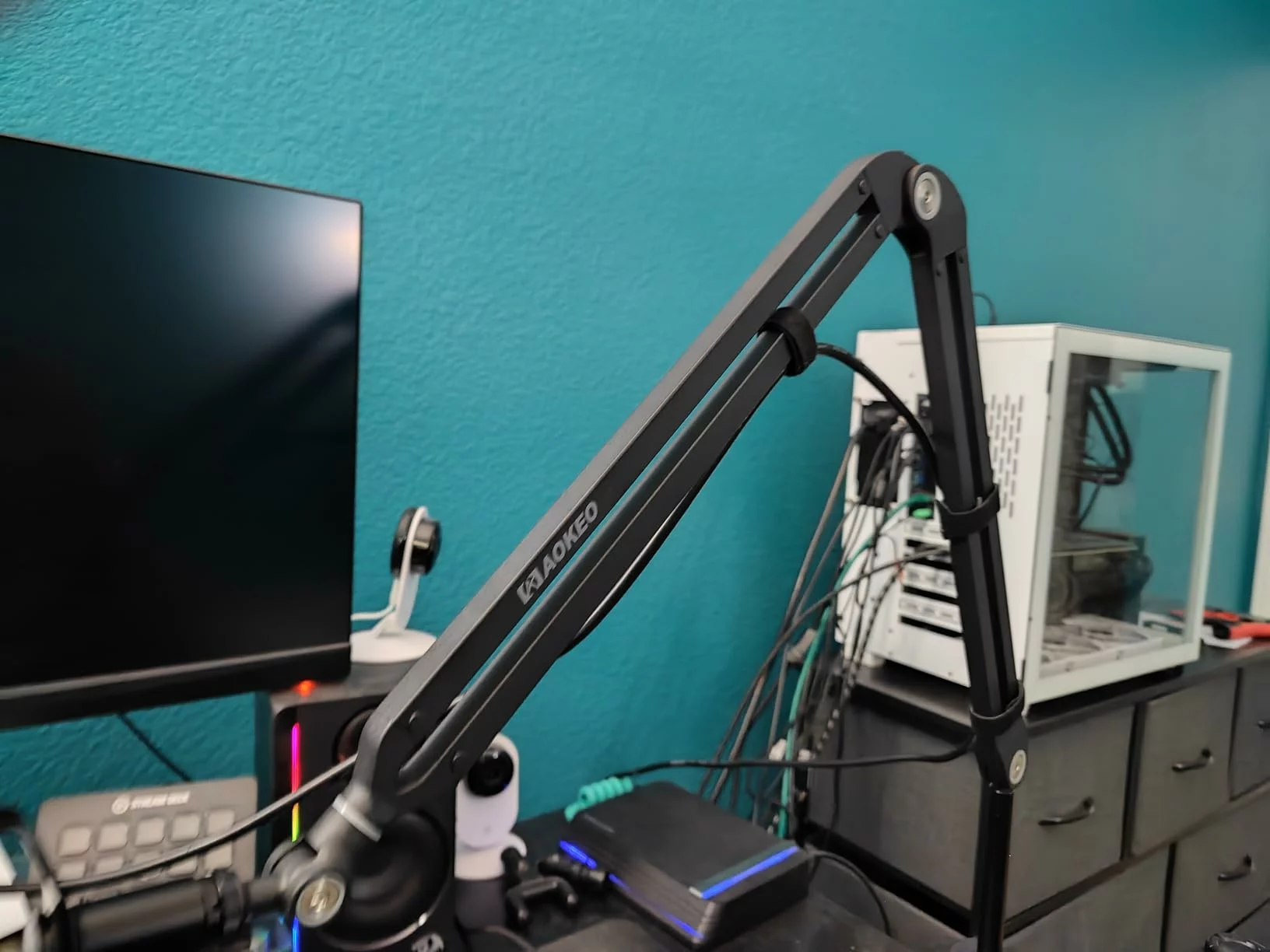 Click to view full screen Microphone Arm Desk Stand, Suspension Boom Scissor Arm for Blue Yeti, Snowball iCE, QuadCast, Elgato Mics photo review