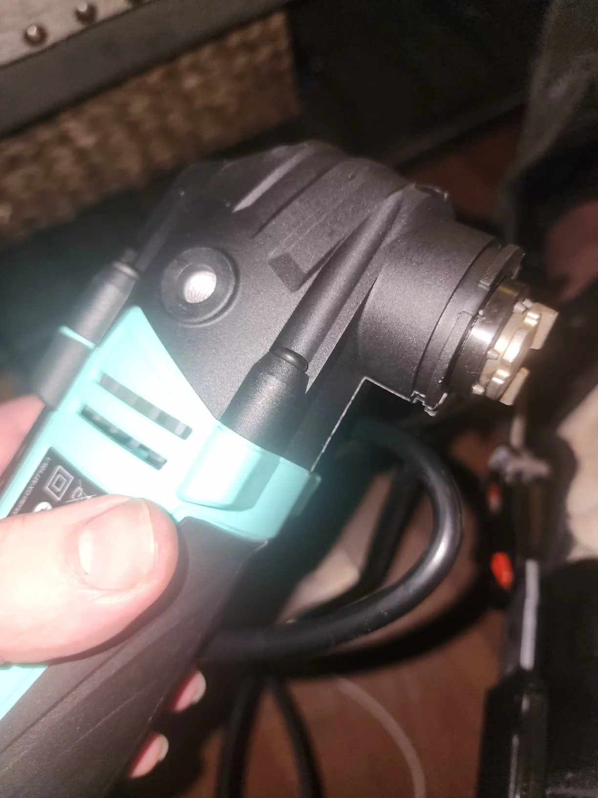 Click to view full screen Oscillating Multi Tool 2.5A, 6 Speeds, 3.2° Precision Control, Quick-Change Clamp, 17pc Cutting & Sanding Kit photo review