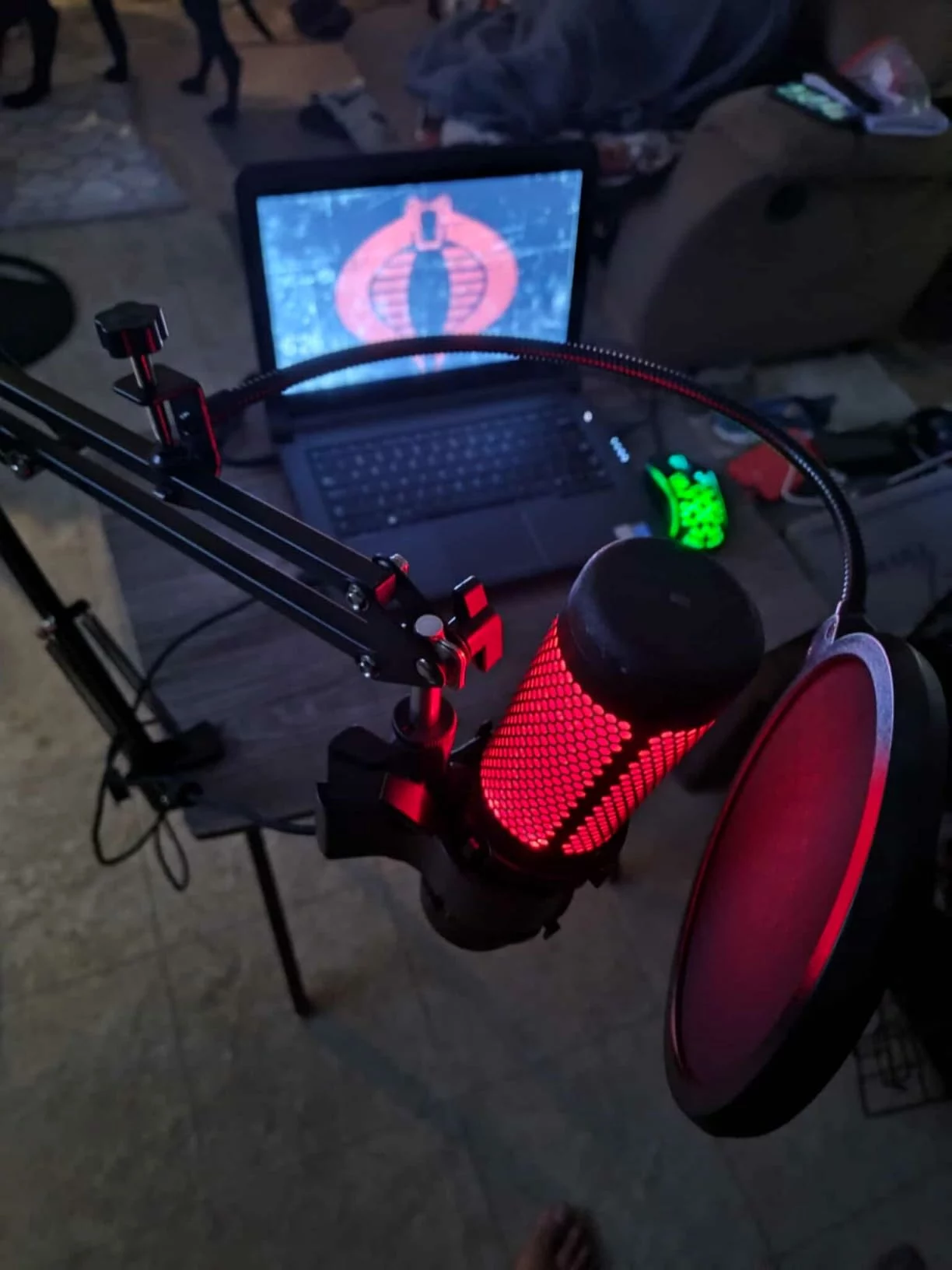 Click to view full screen Mic Stand Boom Arm for Blue Yeti, Nano, HyperX QuadCast, Snowball, Fifine, Adjustable Desk Microphone Arm with Adapter & Pop Filter photo review