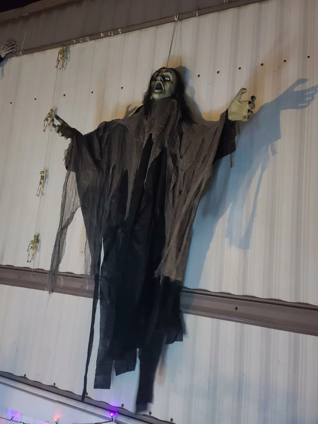 Click to view full screen JOYIN Outdoor Halloween Zombie Prop, Hanging Groundbreaker with Green Face & Light-Up Eyes for Graveyard, Yard, Lawn & Haunted House Decor photo review