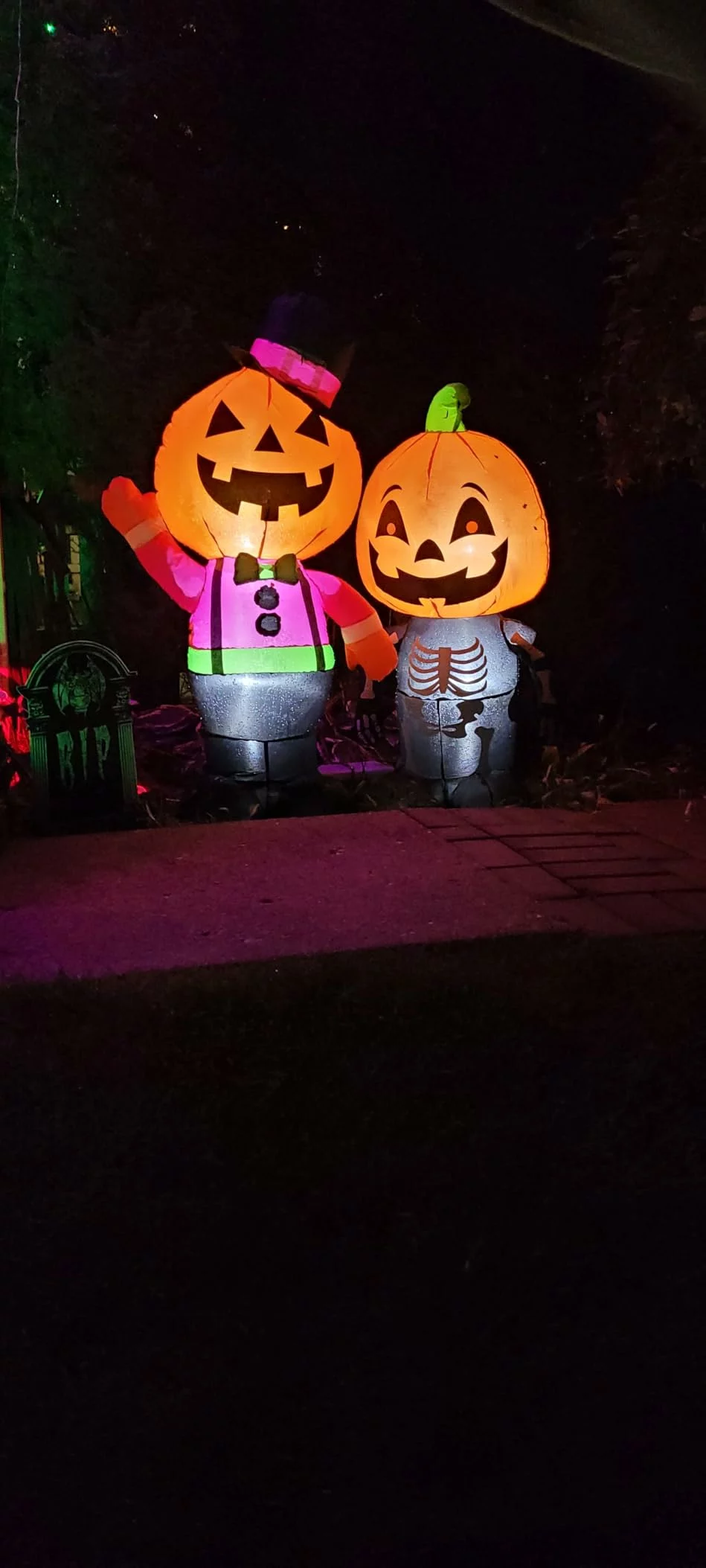 Click to view full screen 11.5FT Halloween Inflatable Giant Cemetery Arch with Grim Reaper, Pumpkin, Ghost & LED Lights, Blow Up Outdoor Yard Decor photo review