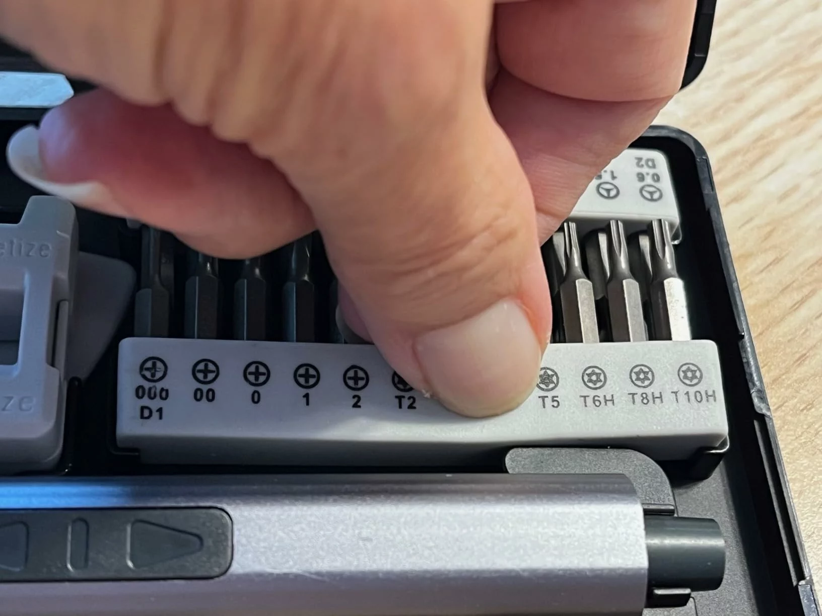 Click to view full screen Cordless Mini Electric Screwdriver Kit, 29 in 1 Repair Tool with 24 Magnetic Bits, Perfect for Laptop Watch Phone photo review