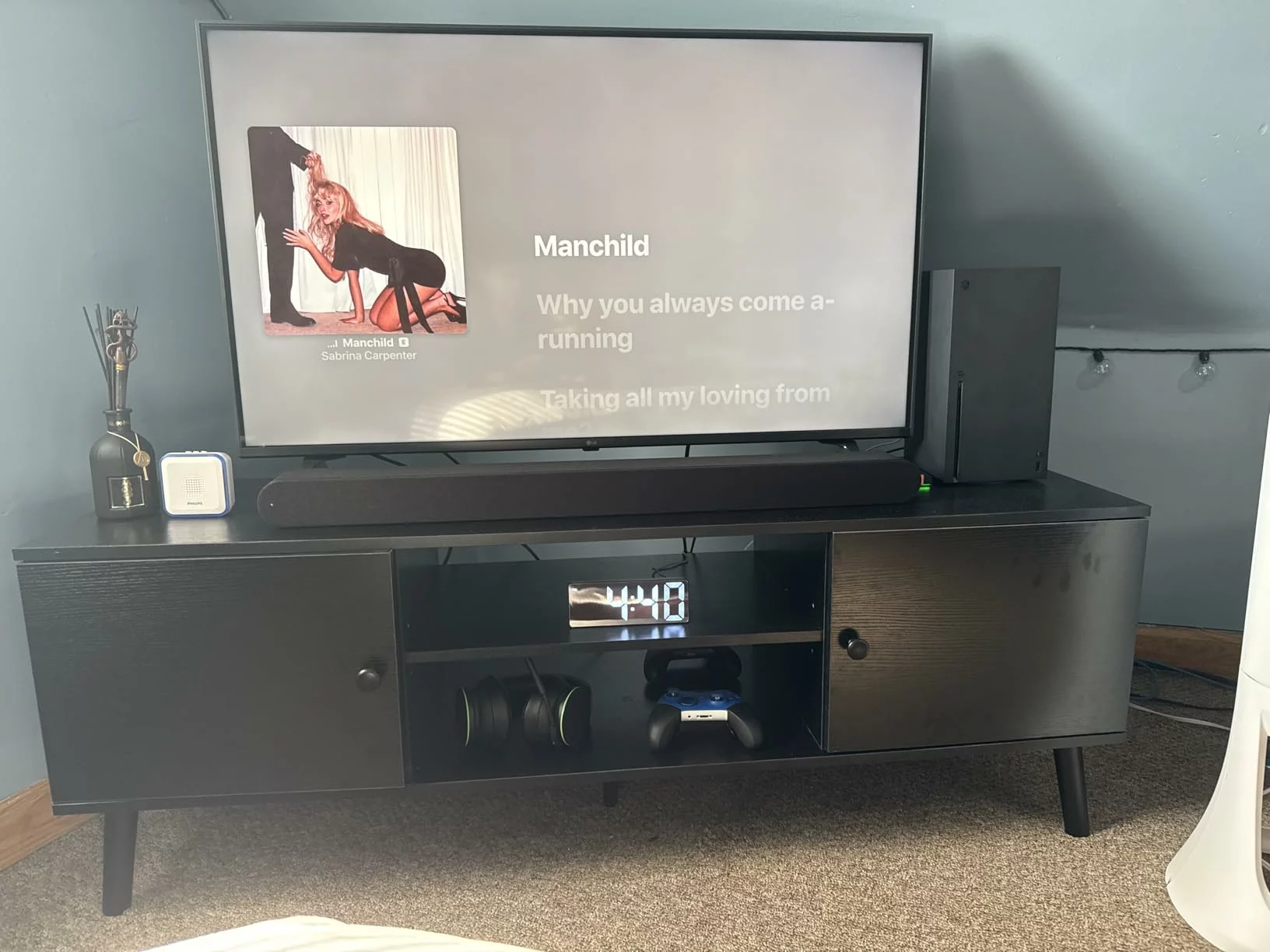 Click to view full screen DUMOS Wooden TV Stand for 55-60" TV, Media Console Table with Storage Cabinet, Modern Living Room Furniture photo review