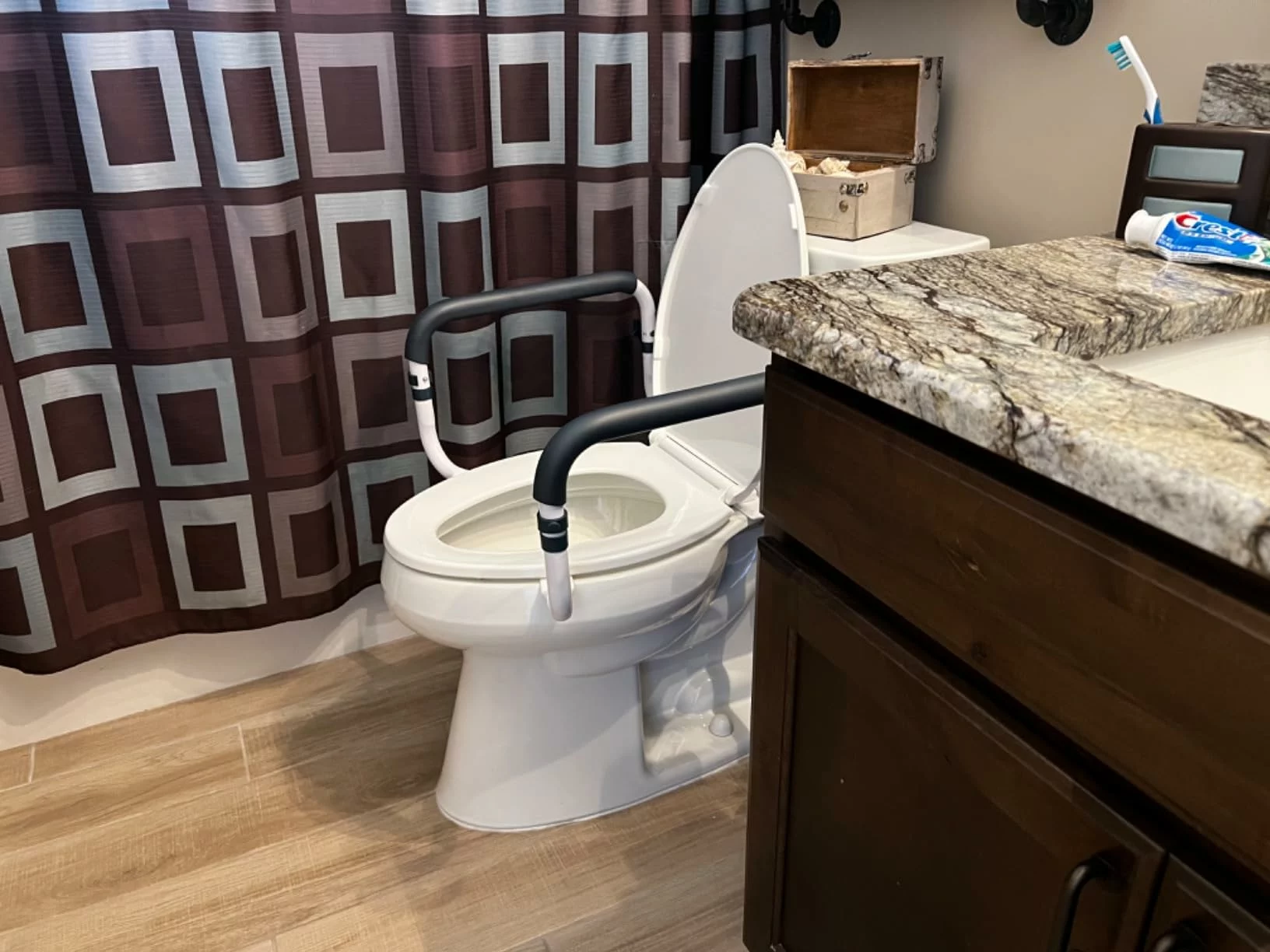 Click to view full screen Adjustable Toilet Safety Rail for Seniors – Sturdy Grab Bar Supports 350lbs, Non-Slip Toilet Frame photo review