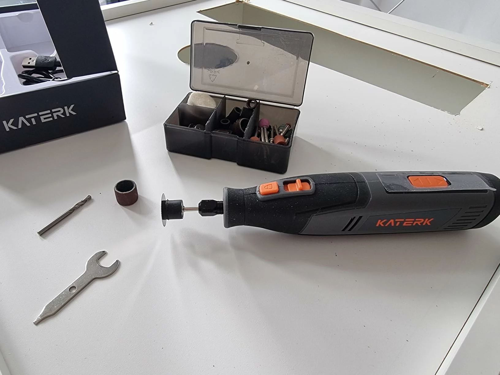 Click to view full screen Cordless Rotary Tool 4V 4000mAh 6-Speed 28000RPM Rotary Tool Kit With 70 Accessories Engraving Pen For Sanding photo review
