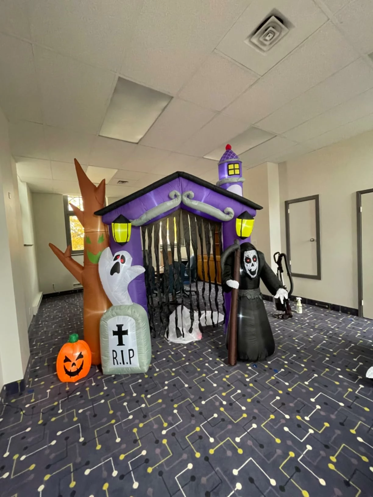 Click to view full screen 9 FT Halloween Inflatables Haunted House Castle Archway Decoration with Led Light Halloween Inflatables photo review