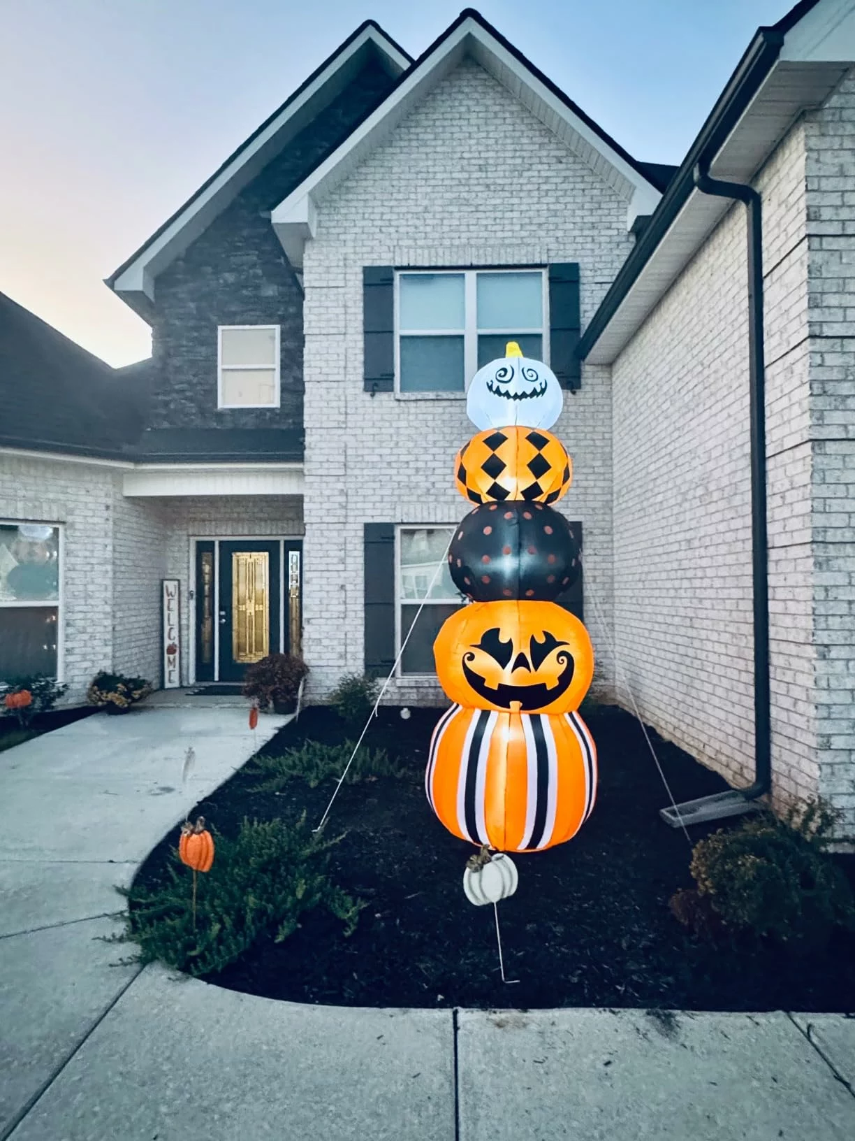 Click to view full screen 10FT Giant Halloween Pumpkin Stack Decoration Built-in LED Lighted Blow Up Home Yard Outdoor Indoor Garden Lawn Decor photo review