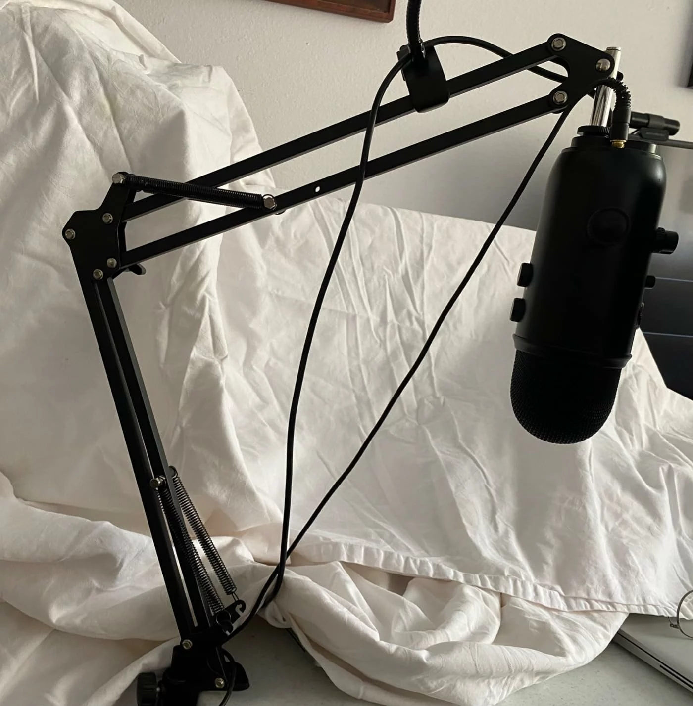 Click to view full screen Mic Stand Boom Arm for Blue Yeti, Nano, HyperX QuadCast, Snowball, Fifine, Adjustable Desk Microphone Arm with Adapter & Pop Filter photo review