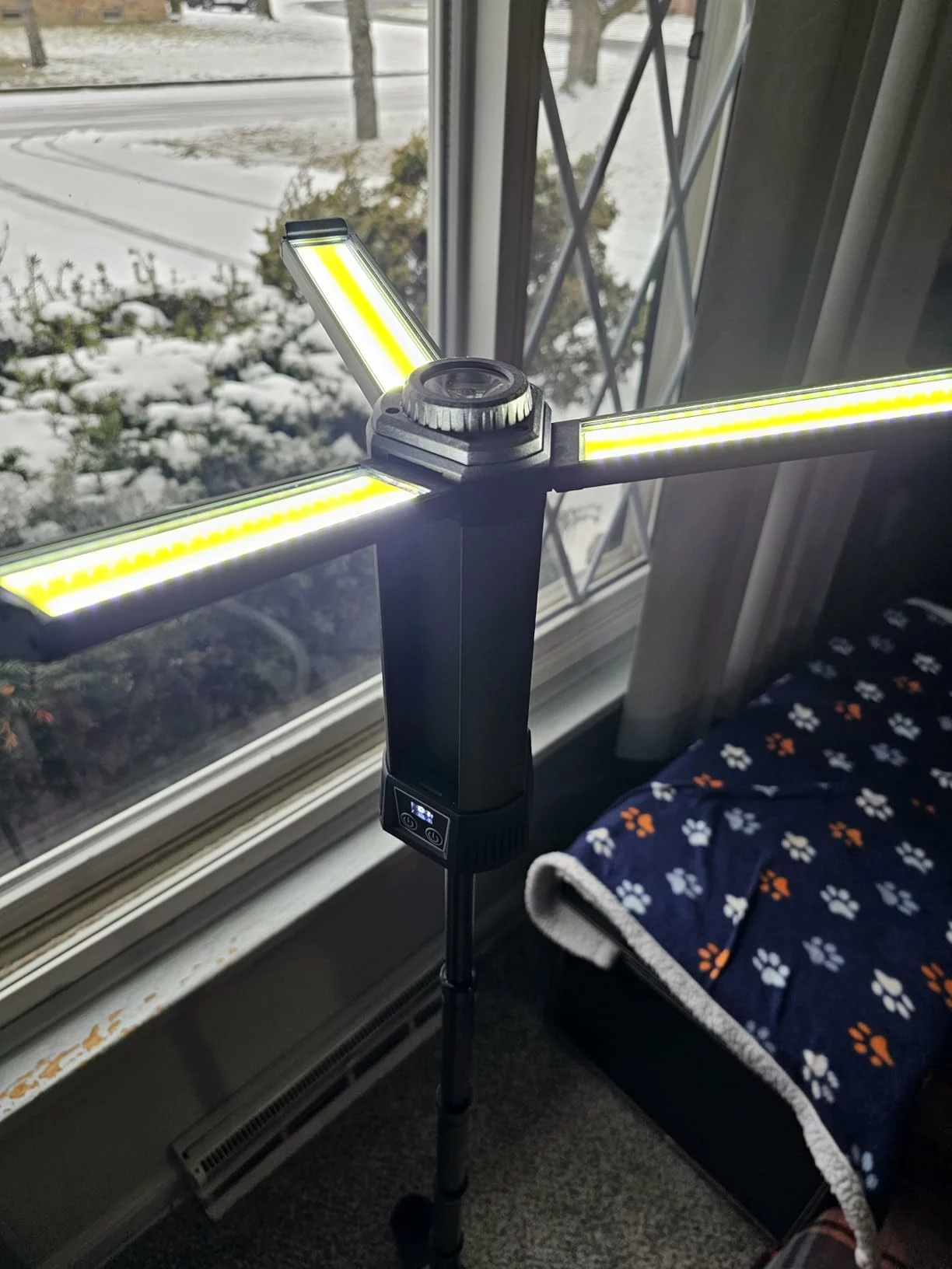 Click to view full screen Rechargeable Camping Light With Stand Cordless Work Light Kit 3 Head 500/1000/2000 Lumen 3500/6500K Dimmable 6Ah With Detachable Tripod photo review