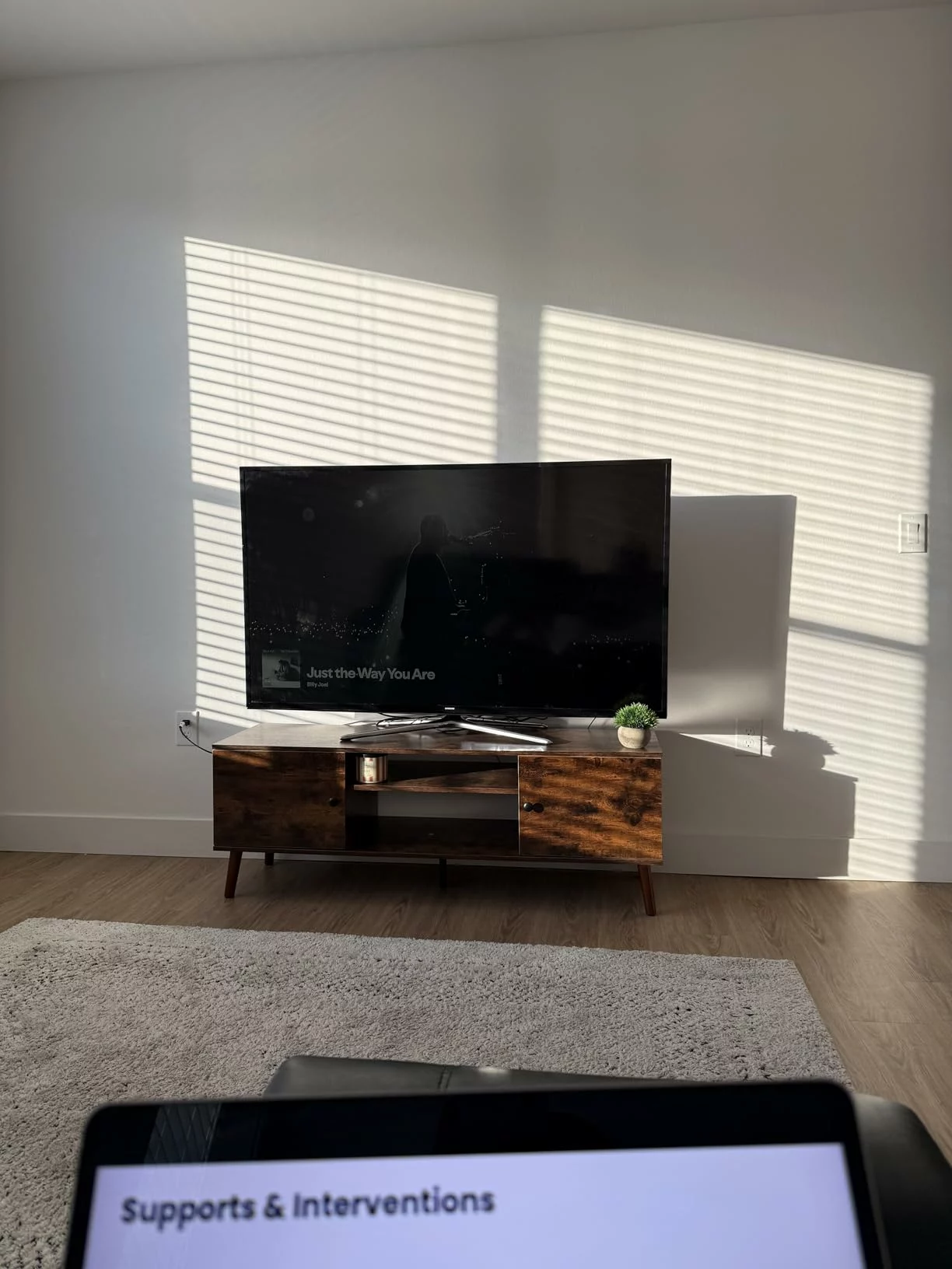 Click to view full screen DUMOS Wooden TV Stand for 55-60" TV, Media Console Table with Storage Cabinet, Modern Living Room Furniture photo review