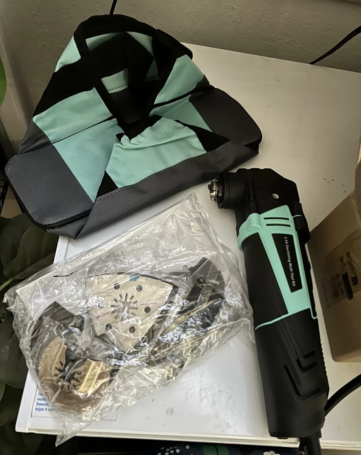 Click to view full screen Oscillating Multi Tool 2.5A, 6 Speeds, 3.2° Precision Control, Quick-Change Clamp, 17pc Cutting & Sanding Kit photo review