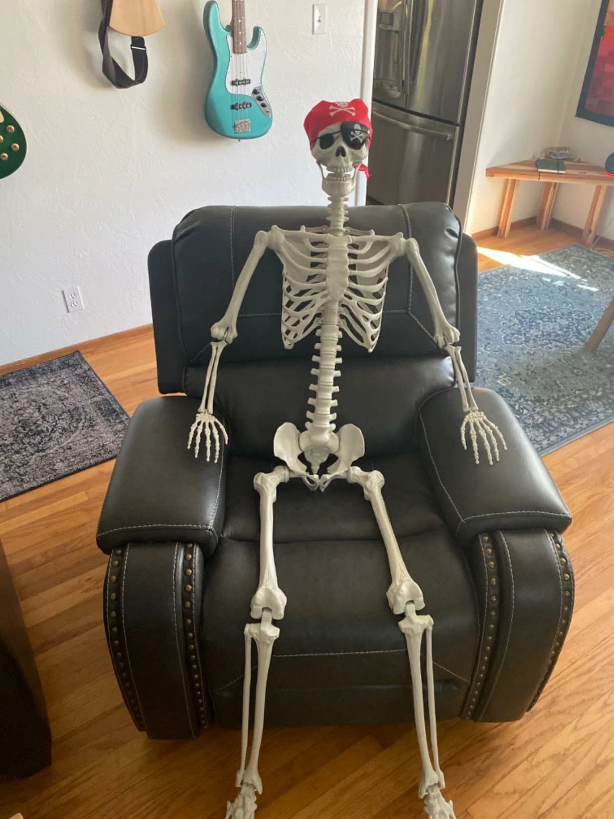 Click to view full screen 5FT Halloween Skeleton Decoration, Full Body Life-Size Skeleton Prop with Movable Joints for Outdoor Yard & Haunted House photo review