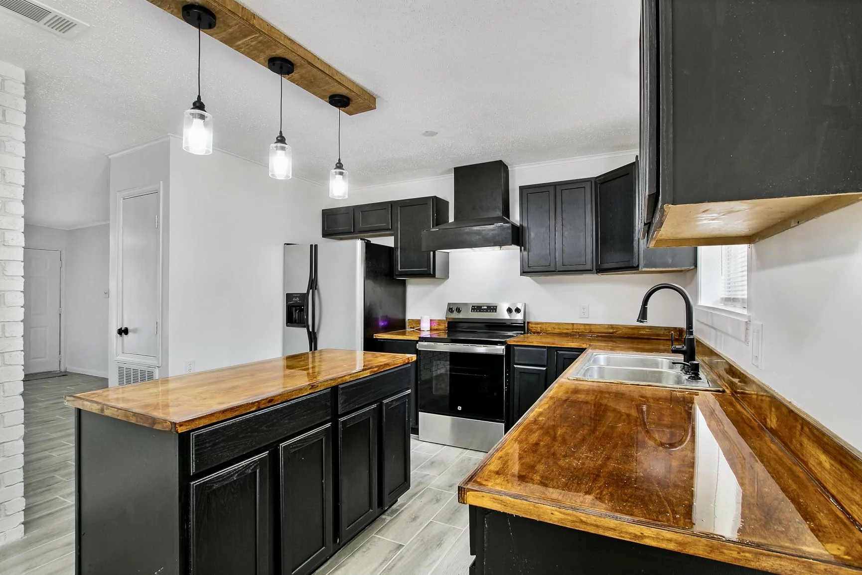 Click to view full screen Industrial Pendant Lighting Modern Clear Glass Shade Farmhouse Hanging Light Fixtures 3-Pack Kitchen and Dining Room photo review