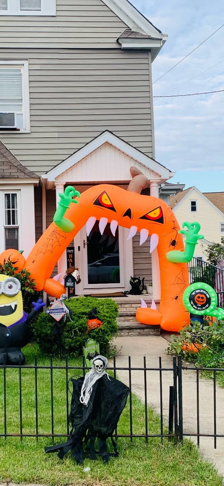 Click to view full screen 13FT x 10FT Halloween Inflatable Lighted Pumpkin Archway Waterproof with Built-in LED, Giant Jack-O-Lantern Blow Up Yard Lawn Decor photo review