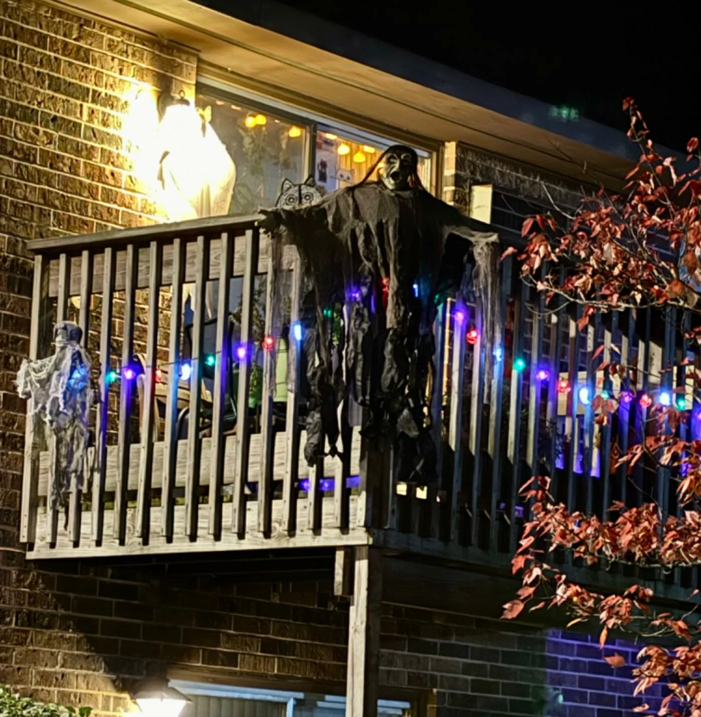 Click to view full screen JOYIN Outdoor Halloween Zombie Prop, Hanging Groundbreaker with Green Face & Light-Up Eyes for Graveyard, Yard, Lawn & Haunted House Decor photo review