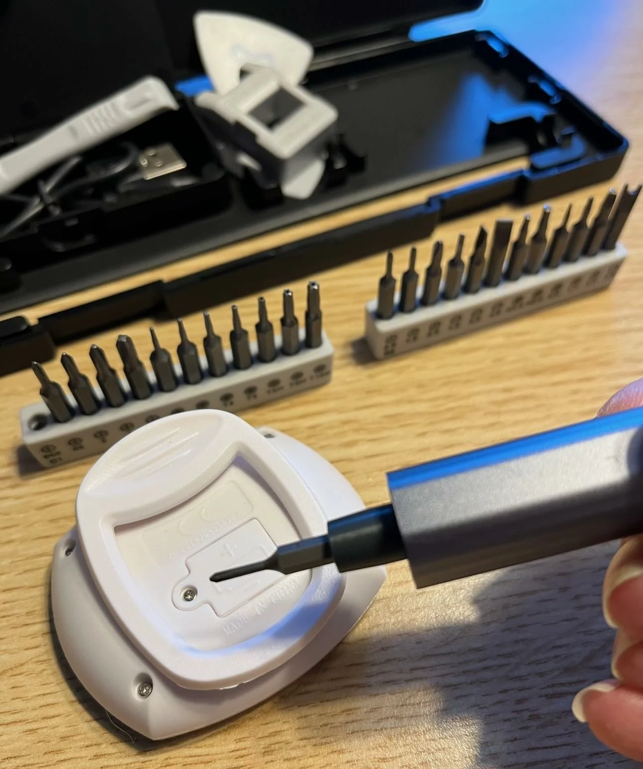 Click to view full screen Cordless Mini Electric Screwdriver Kit, 29 in 1 Repair Tool with 24 Magnetic Bits, Perfect for Laptop Watch Phone photo review