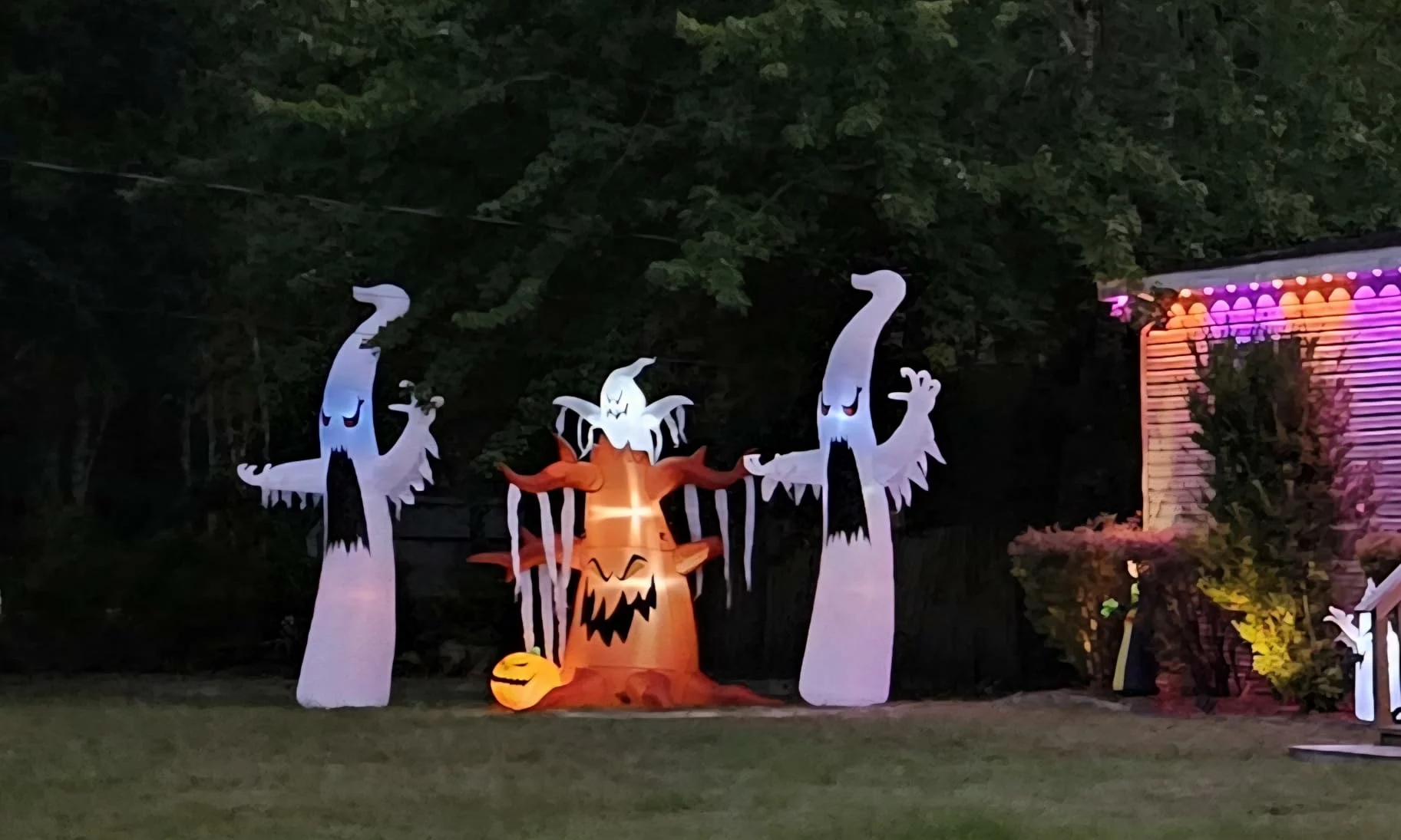 Click to view full screen 10FT Halloween Inflatable Scary Dead Tree with Pumpkin & Ghost, Built-in LED Lights, Blow Up Outdoor Yard Lawn Garden Decor photo review