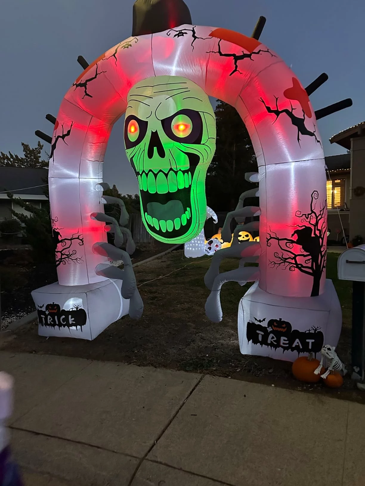 Click to view full screen 9FT Halloween Inflatable White Ghost Billy Arch with LED Lights & Air Blower, Blow Up Indoor Outdoor Yard Lawn Decor photo review