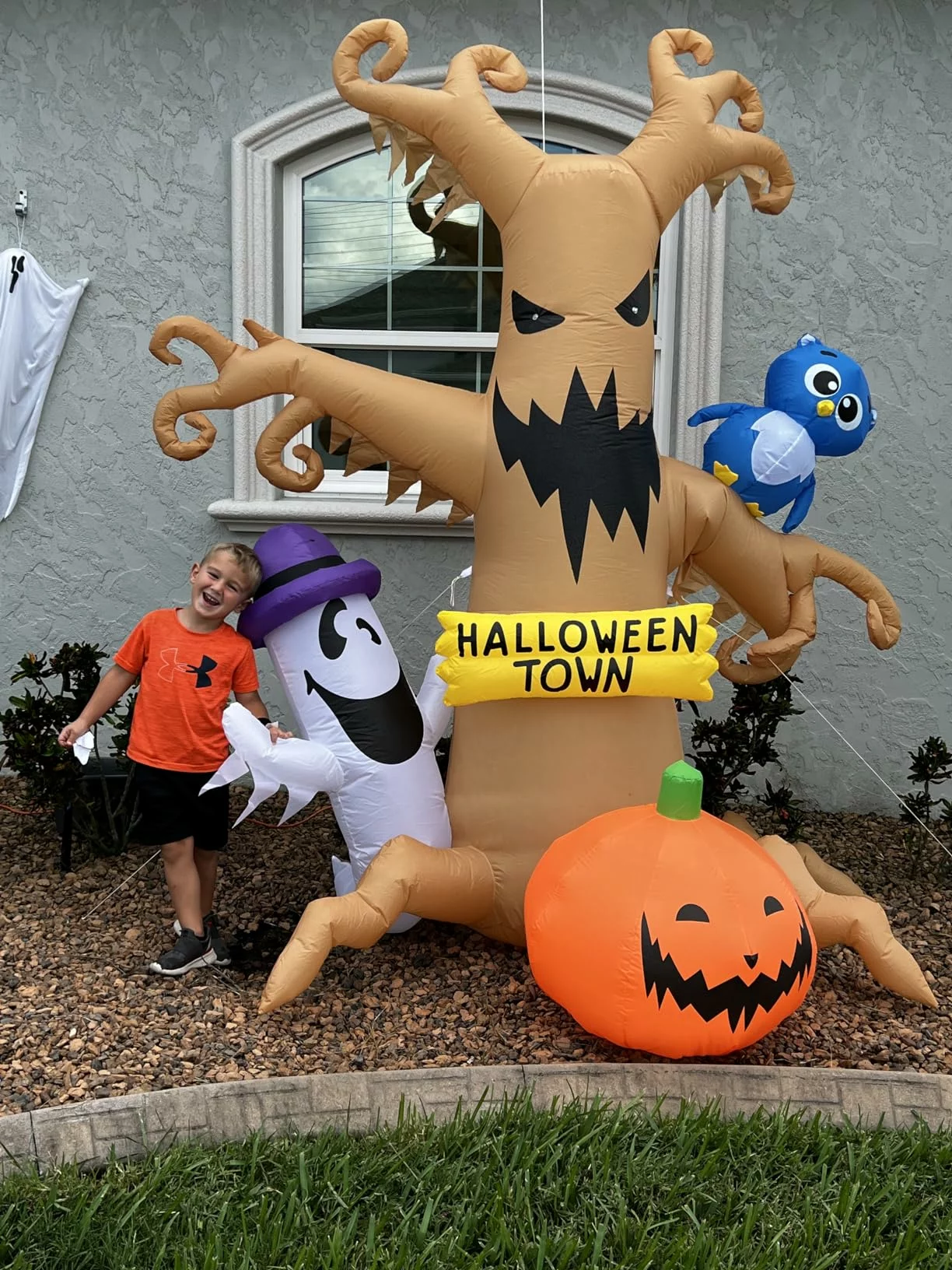 Click to view full screen Halloween Inflatable 8FT Dead Tree with Owl, Ghost & Pumpkin, LED Lighted Blow Up Decoration for Outdoor Yard Lawn Garden photo review