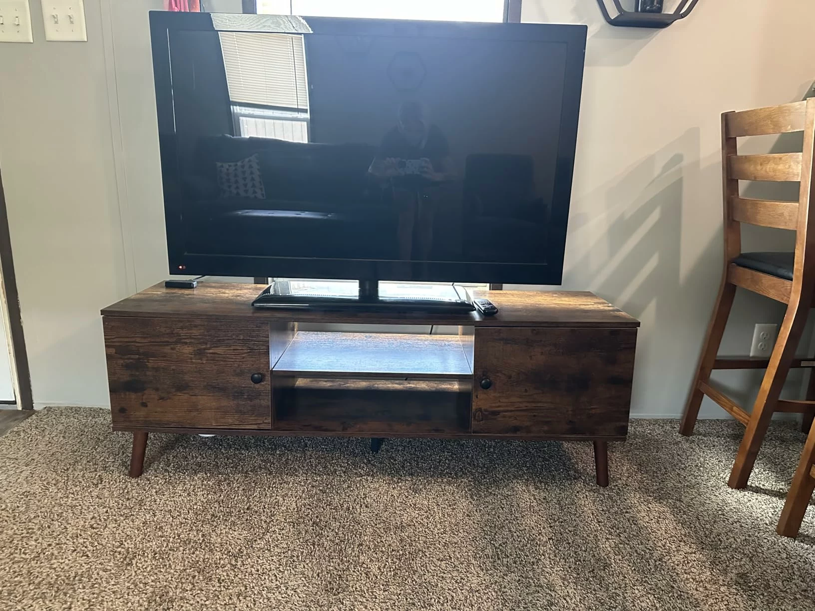 Click to view full screen DUMOS Wooden TV Stand for 55-60" TV, Media Console Table with Storage Cabinet, Modern Living Room Furniture photo review