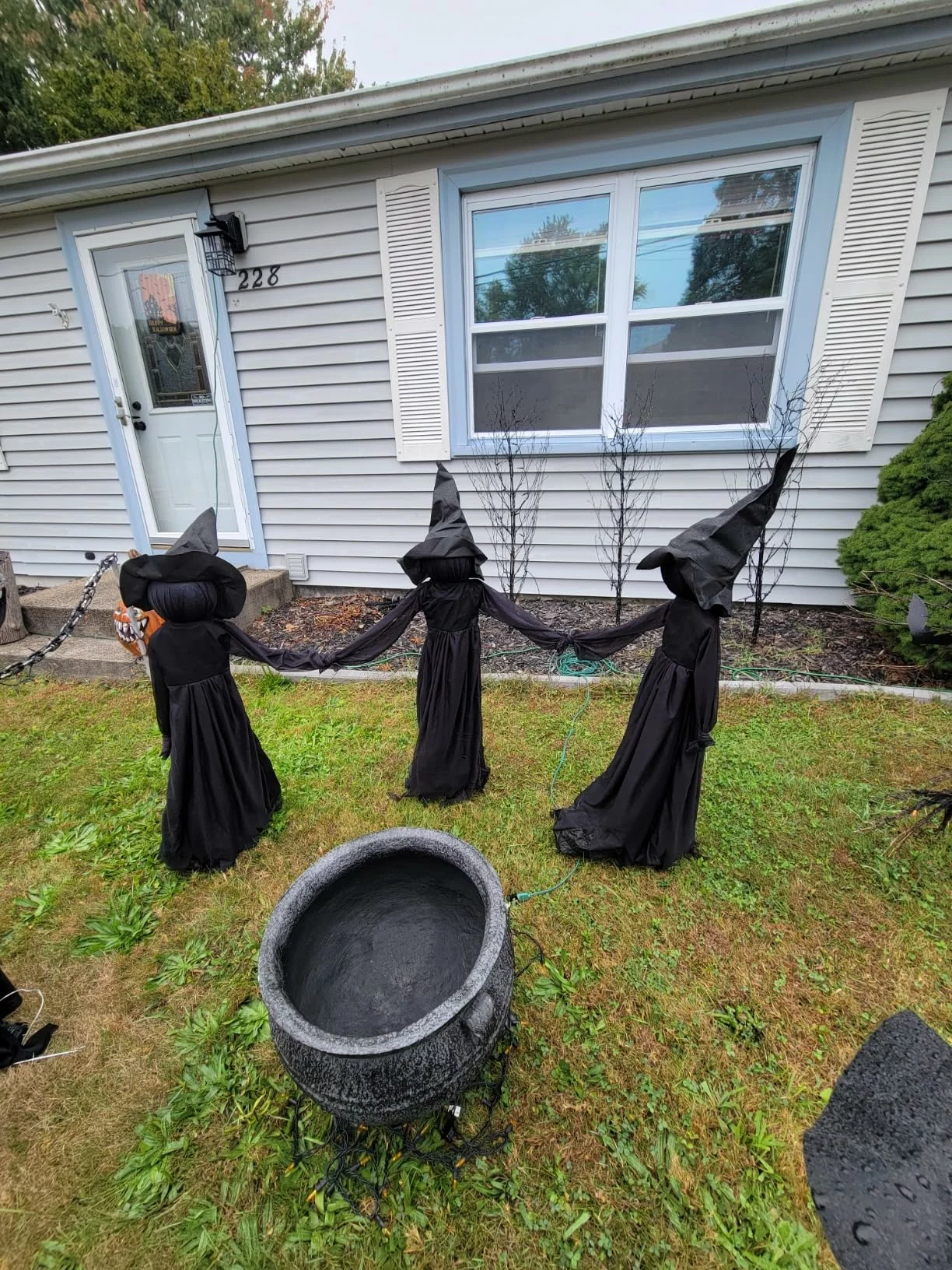 Click to view full screen Halloween Witch Decorations Outdoor Waterproof Yard Stakes 3 Pack 4.2Ft Multicolored Light Up Scary Flying Witch With Sound photo review