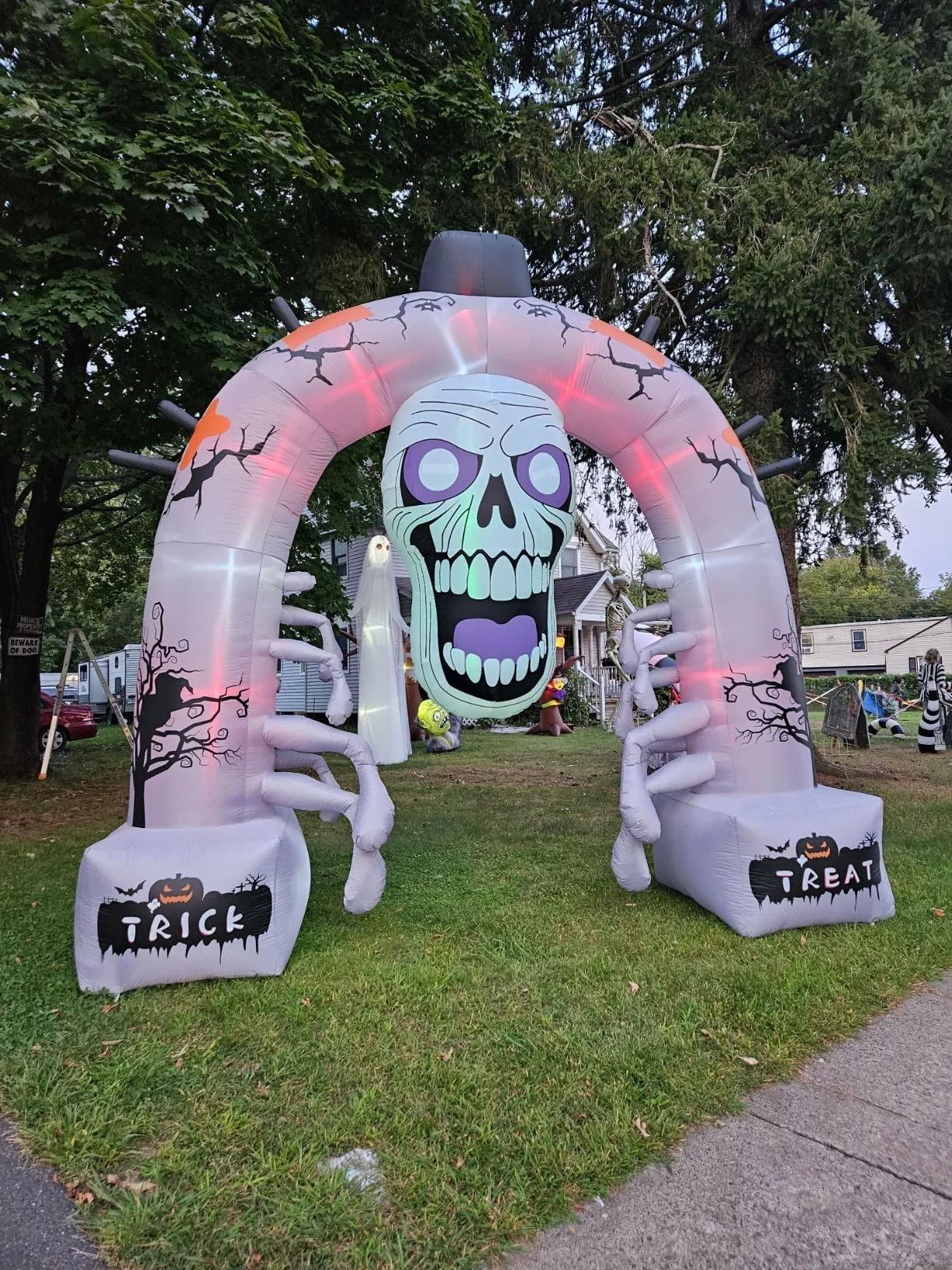 Click to view full screen 9FT Halloween Inflatable White Ghost Billy Arch with LED Lights & Air Blower, Blow Up Indoor Outdoor Yard Lawn Decor photo review