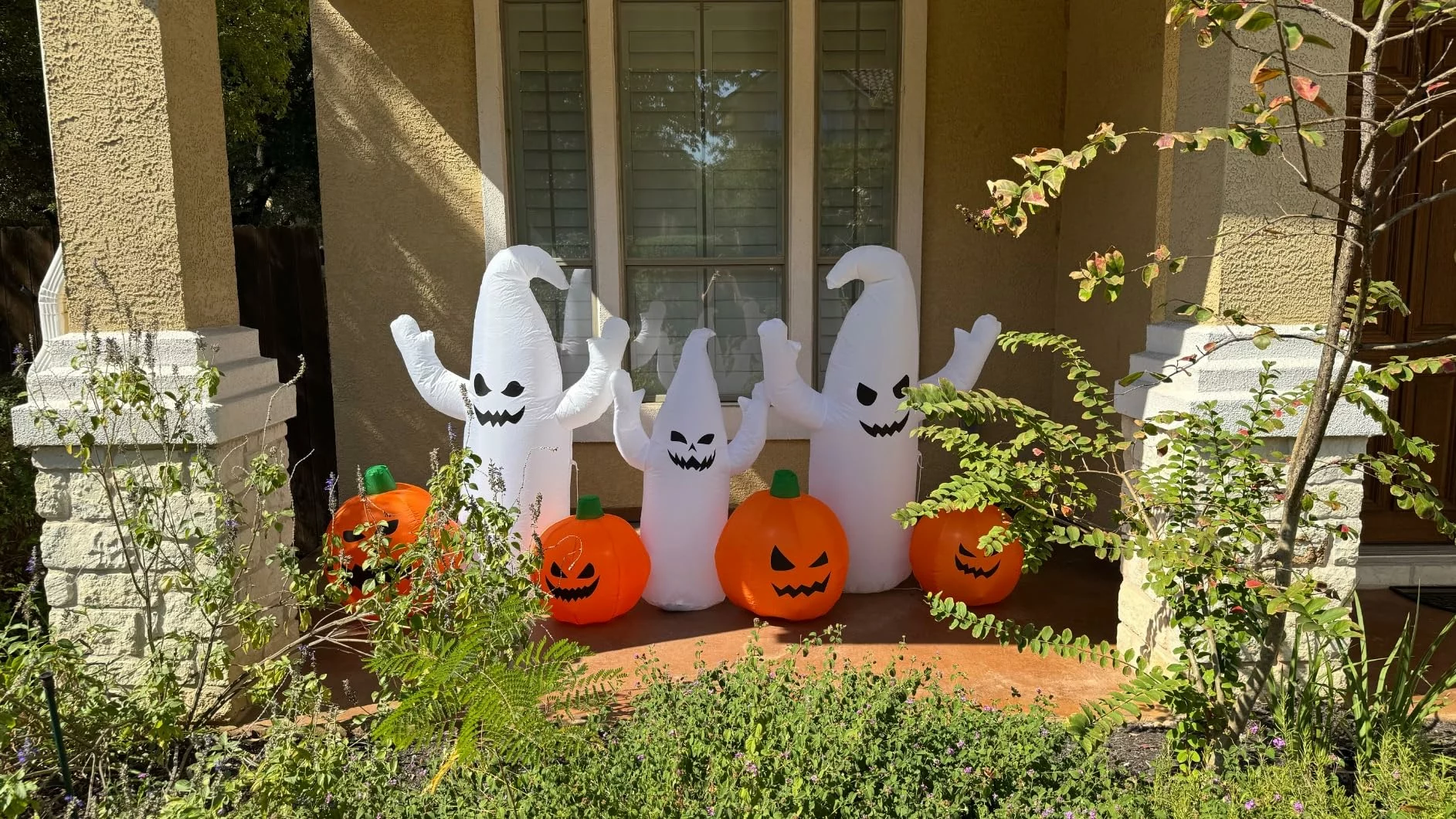 Click to view full screen 8FT Halloween Inflatable Ghosts with Pumpkins Blow Up Decorations Lighted Waterproof for Garden Lawn Yard Party photo review