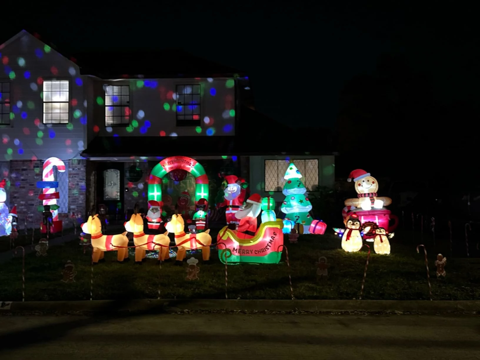 ZPISF 6FT Christmas Inflatable Gingerbread Man in Hot Cocoa Mug – Cute LED Blow Up Outdoor Yard Decoration for Garden, Lawn & Xmas Holiday photo review