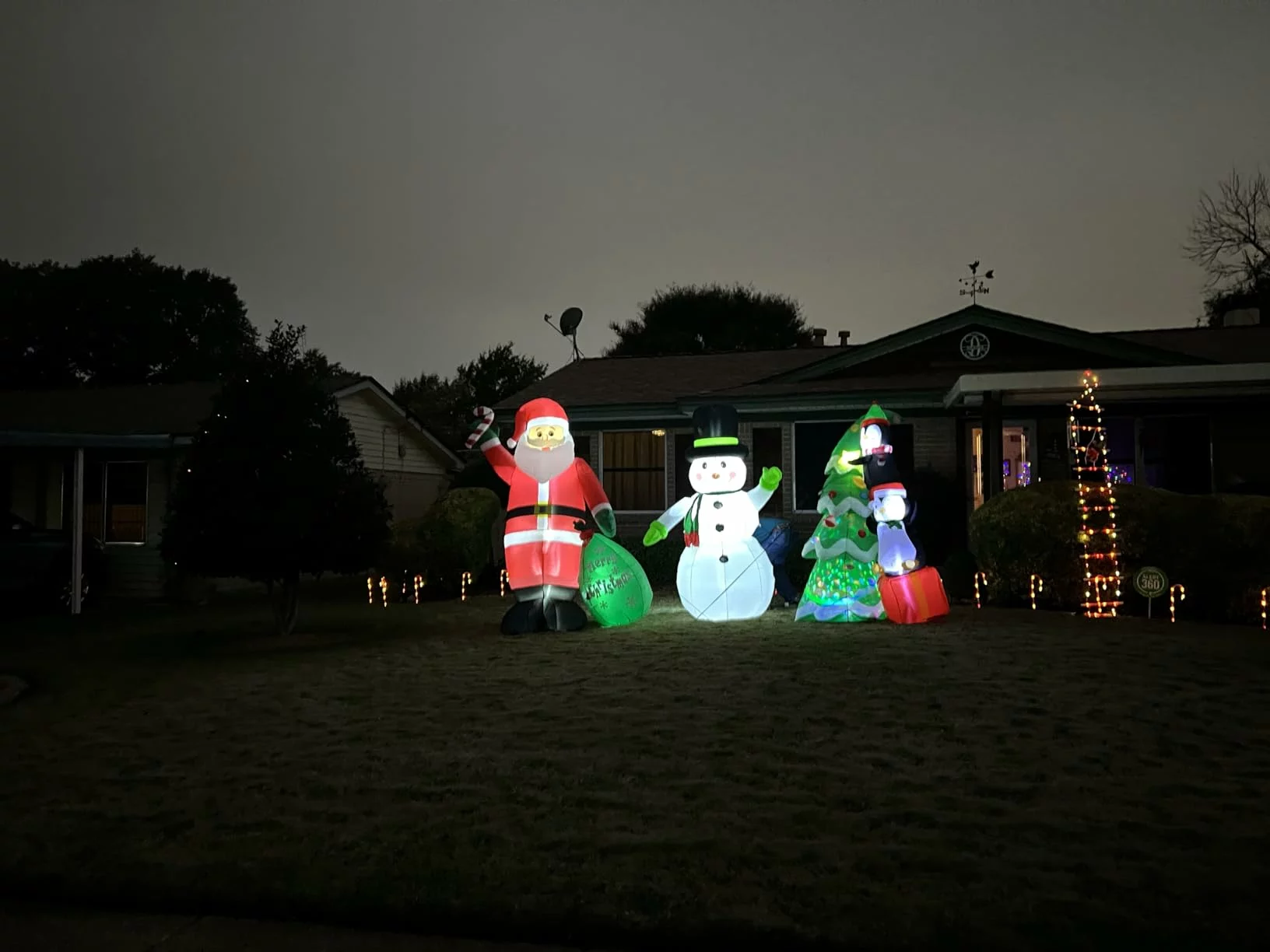 8FT Lighted Christmas Inflatable Santa Claus – IP44 Weatherproof LED Blow Up Yard Decoration with Candy & Gift Bag for Holiday USA photo review