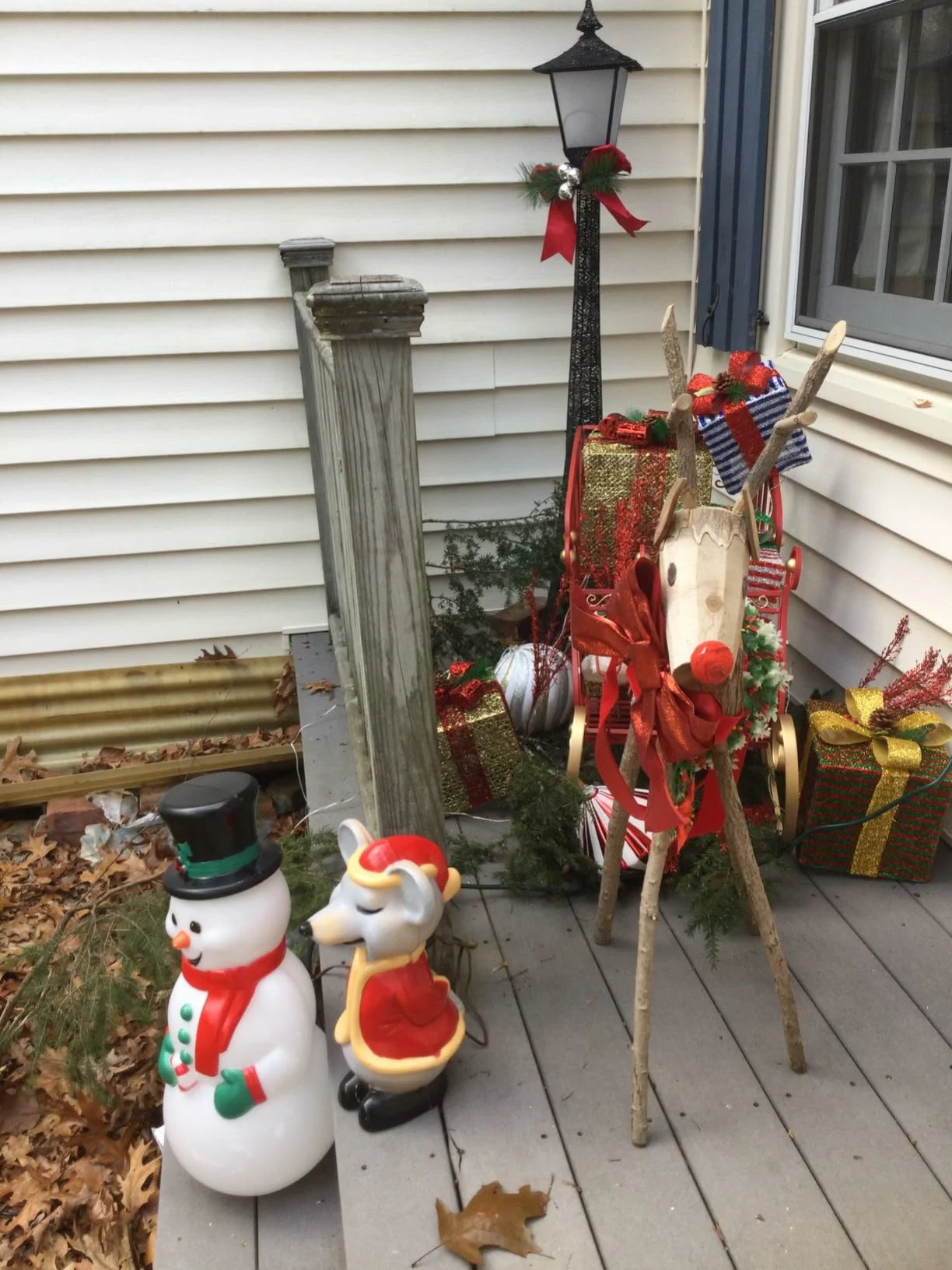 LuxenHome 3-Piece Plastic Rattan Gift Box Set with Red Ribbon Outdoor Holiday Decor photo review