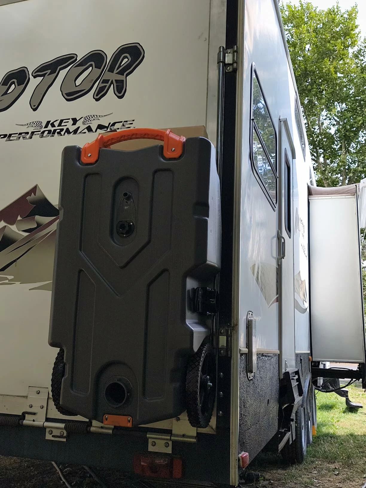 Camco Rhino 21-Gallon RV Portable Waste Tank – Large Capacity Tote with Tow Handle, Sewer Hose & Heavy-Duty Wheel Design photo review