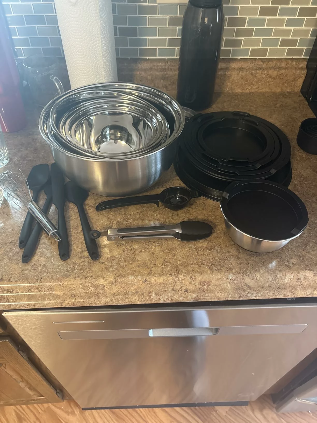 Click to view full screen 26PCS Stainless Steel Mixing Bowls with Airtight Lids, 3 Grater Attachments, Nesting Design, Scale Mark, Non-Slip Base, 7 Sizes photo review