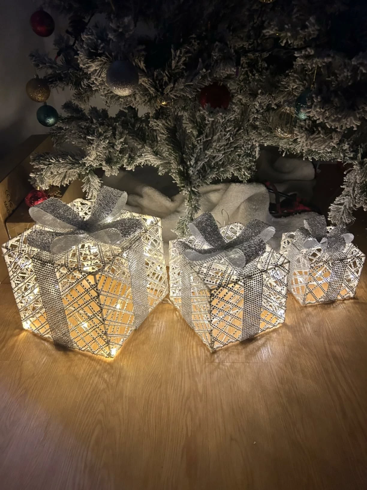 Click to view full screen LuxenHome 3-Piece Pre-Lit White Crackle Gift Box Set with Timer – Elegant Holiday Decor photo review