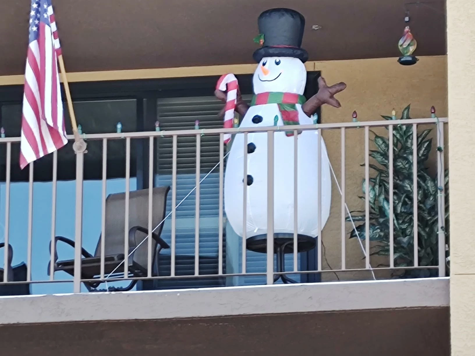 Click to view full screen Danxilu 5FT Lighted Christmas Inflatable Santa Claus with Gift Bag – LED Blow Up Outdoor Yard Decor for Xmas Holiday Party USA photo review