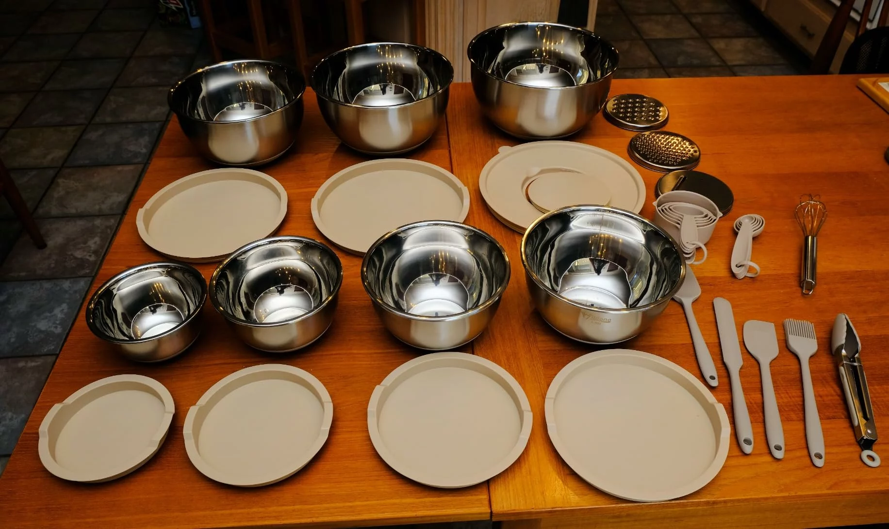 Click to view full screen 26PCS Stainless Steel Mixing Bowls with Airtight Lids, 3 Grater Attachments, Nesting Design, Scale Mark, Non-Slip Base, 7 Sizes photo review