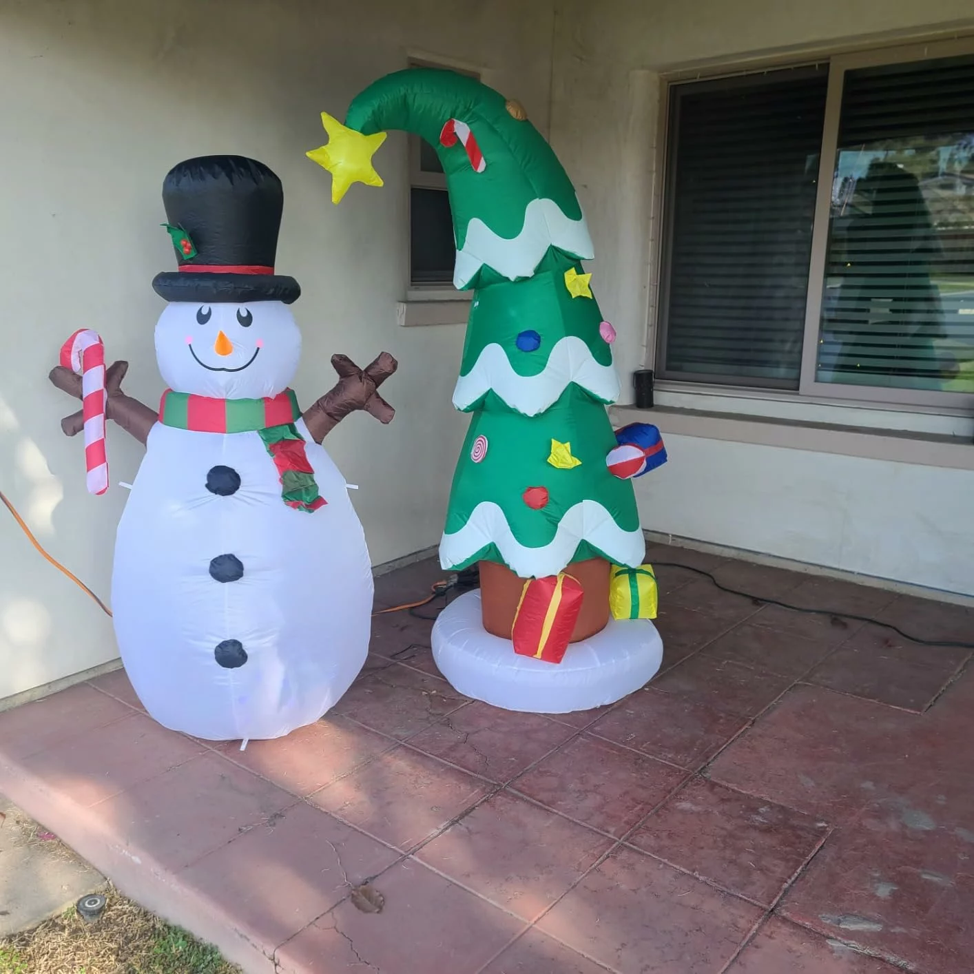 Click to view full screen Danxilu 5FT Lighted Christmas Inflatable Santa Claus with Gift Bag – LED Blow Up Outdoor Yard Decor for Xmas Holiday Party USA photo review