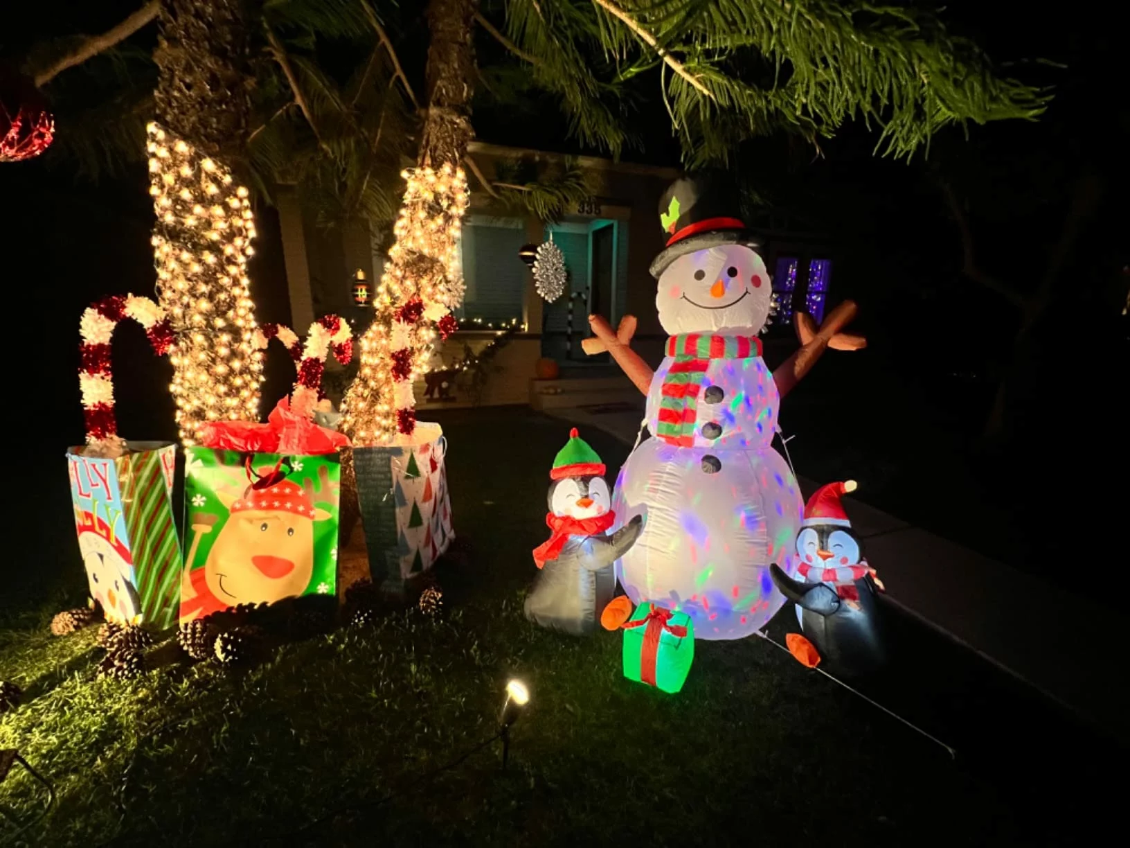 OurWarm 6FT Christmas Inflatable Snowman & Penguin – Outdoor Blow Up Yard Decoration with Rotating LED Lights for Garden & Lawn photo review