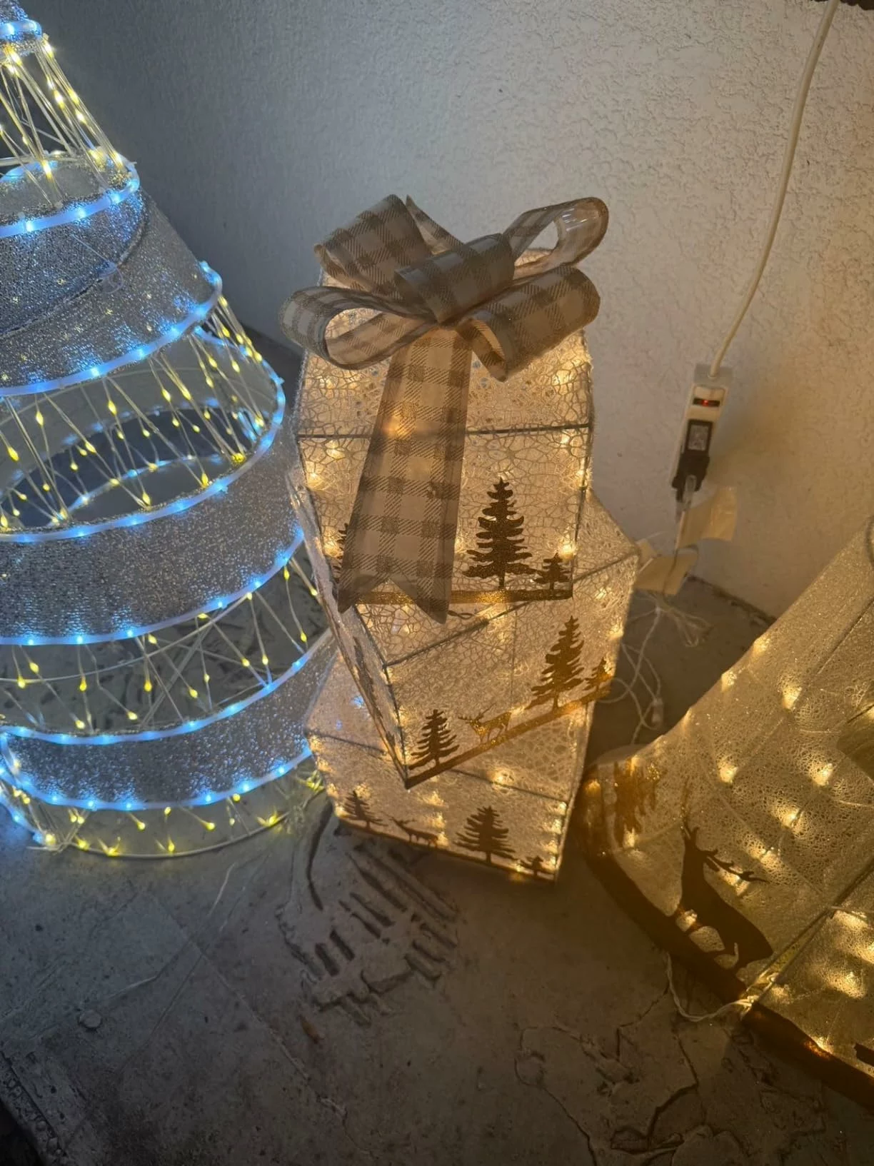 Click to view full screen LuxenHome 3-Piece Pre-Lit White Crackle Gift Box Set with Timer – Elegant Holiday Decor photo review