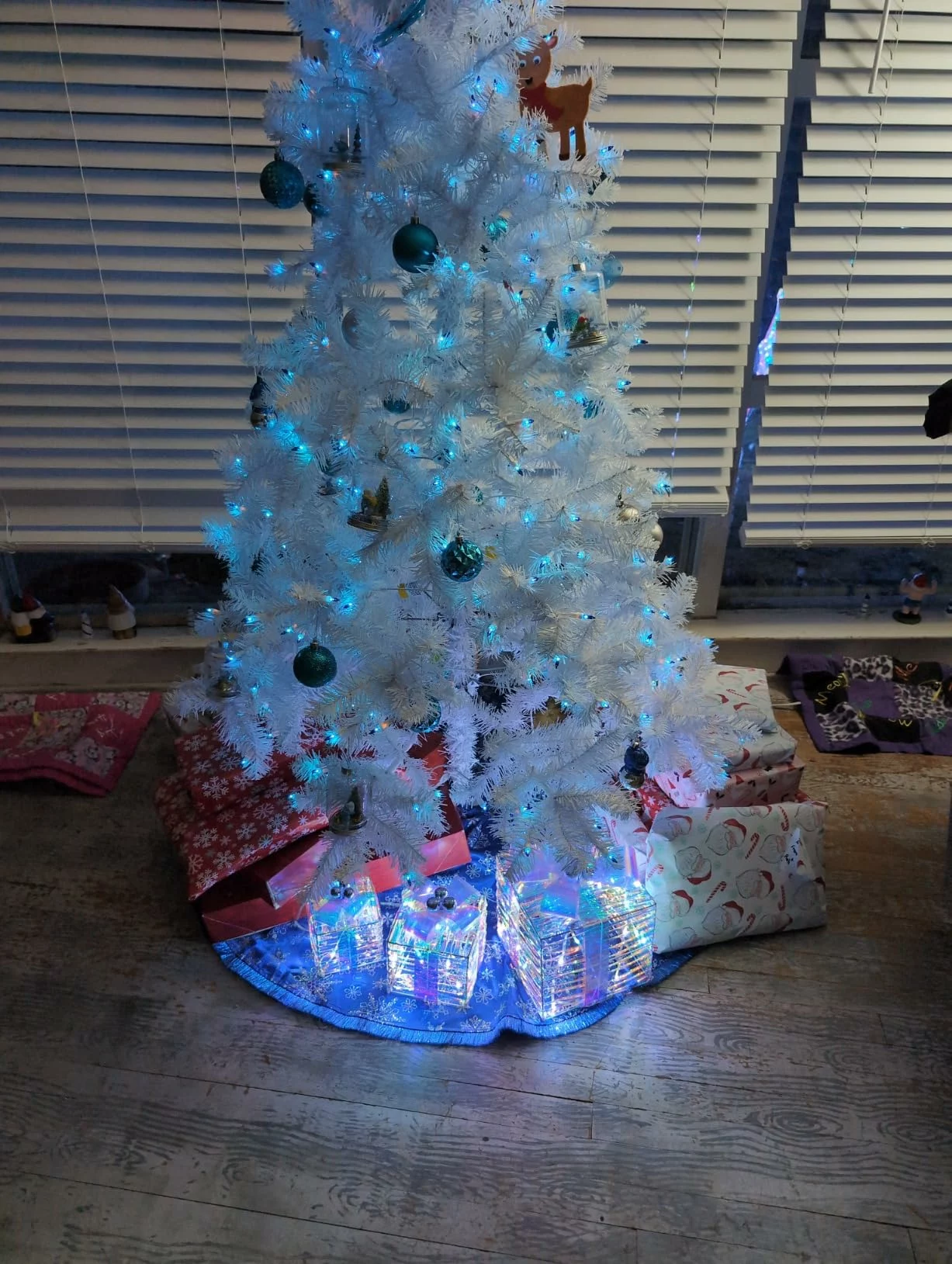 LuxenHome 3-Piece Lighted White Gift Box Set with Plaid Ribbon – Battery-Operated Holiday Decor photo review