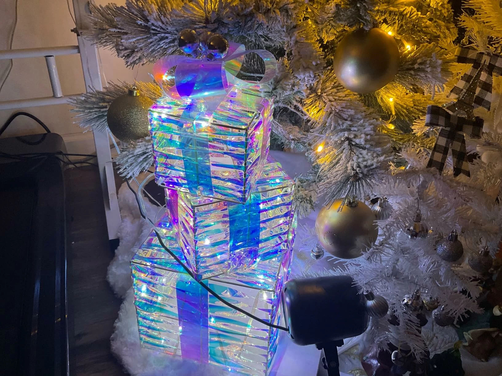 LuxenHome 3-Piece Lighted White Gift Box Set with Plaid Ribbon – Battery-Operated Holiday Decor photo review