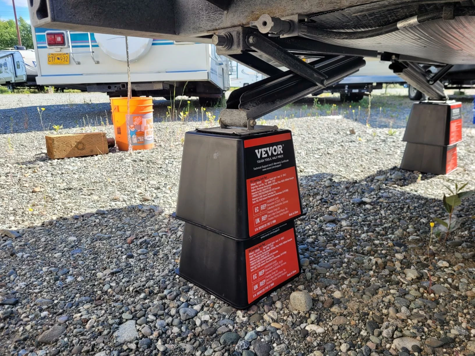 Click to view full screen VEVOR Heavy Duty RV Trailer Jack Blocks, 4 Pack 6000 lbs Each, Camper Stabilizer Leveling Blocks for Tongue Jack, Post & Wheels Accessories photo review