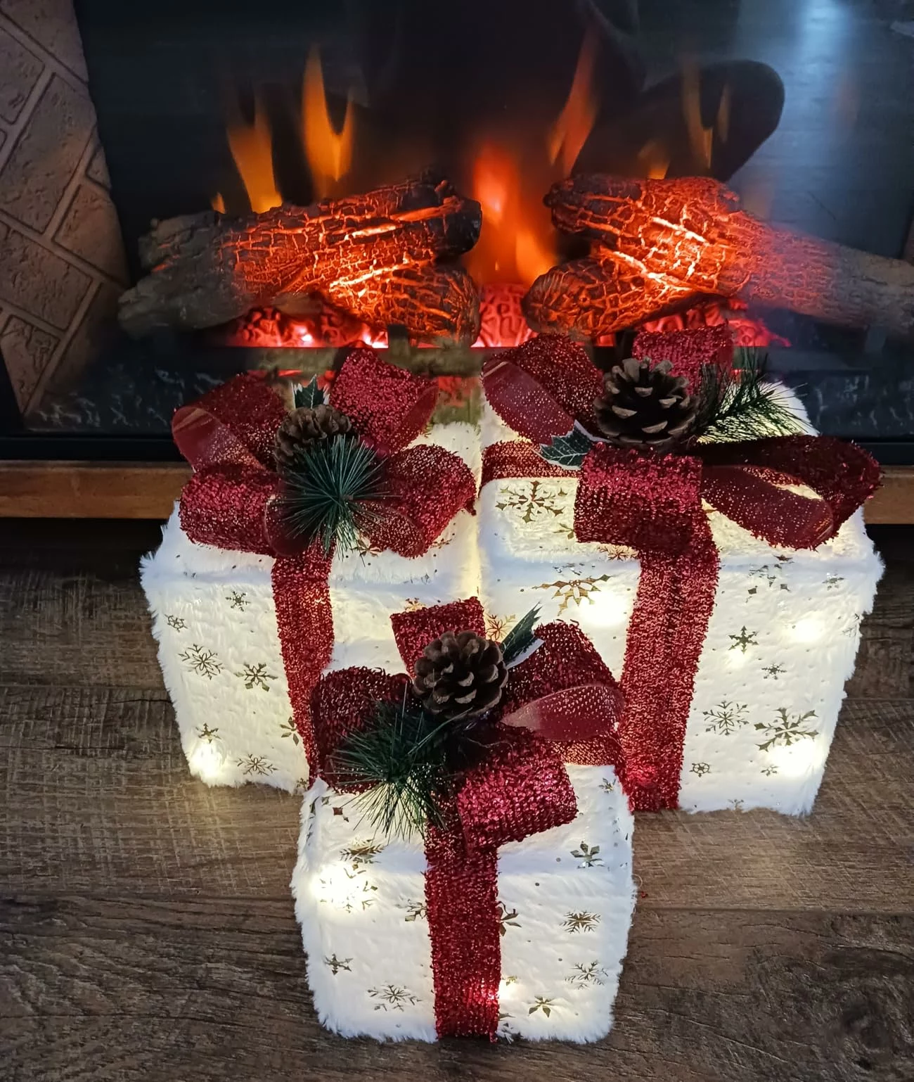 LuxenHome 3-Piece Pre-Lit Wavy-Design Gift Box Set – 70 LED Lights, Gold Fabric with Red Glitter Bows photo review