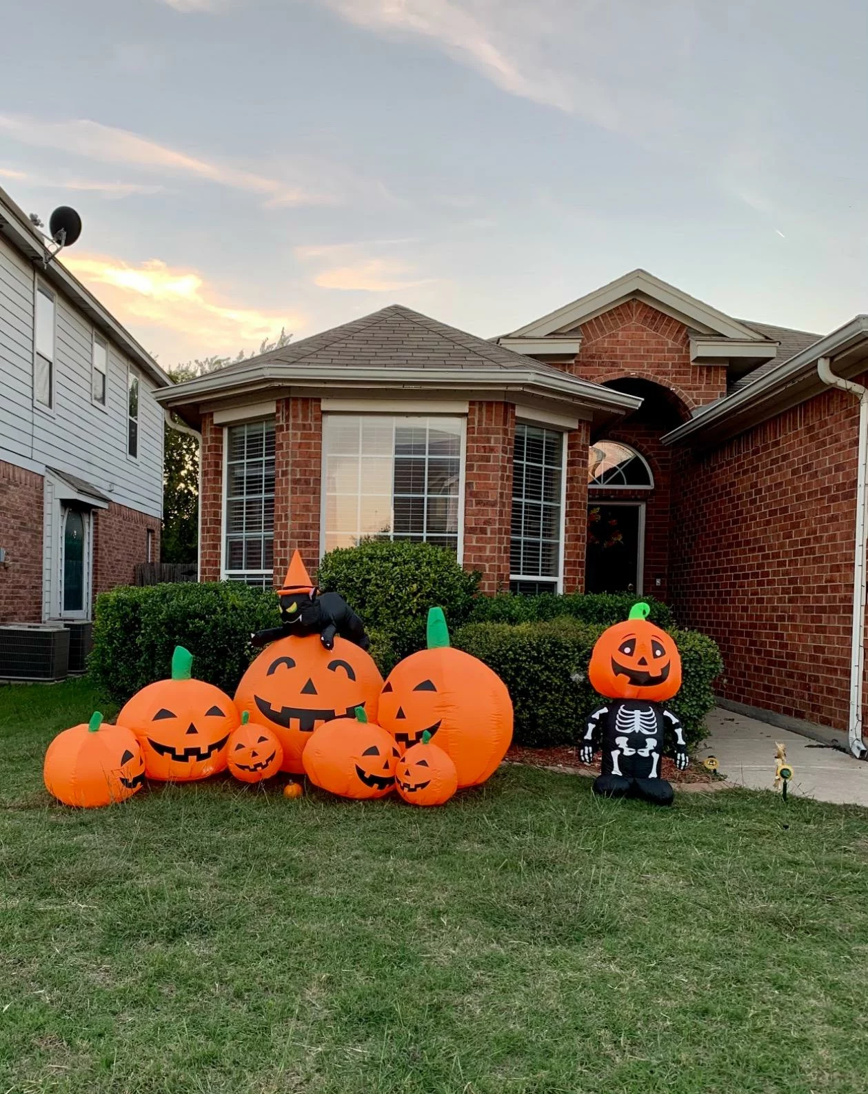 Click to view full screen 7FT Halloween Inflatable Pumpkins with Witch Cat, LED Light Up Blow Up Yard Decoration for Outdoor Lawn Garden Party photo review