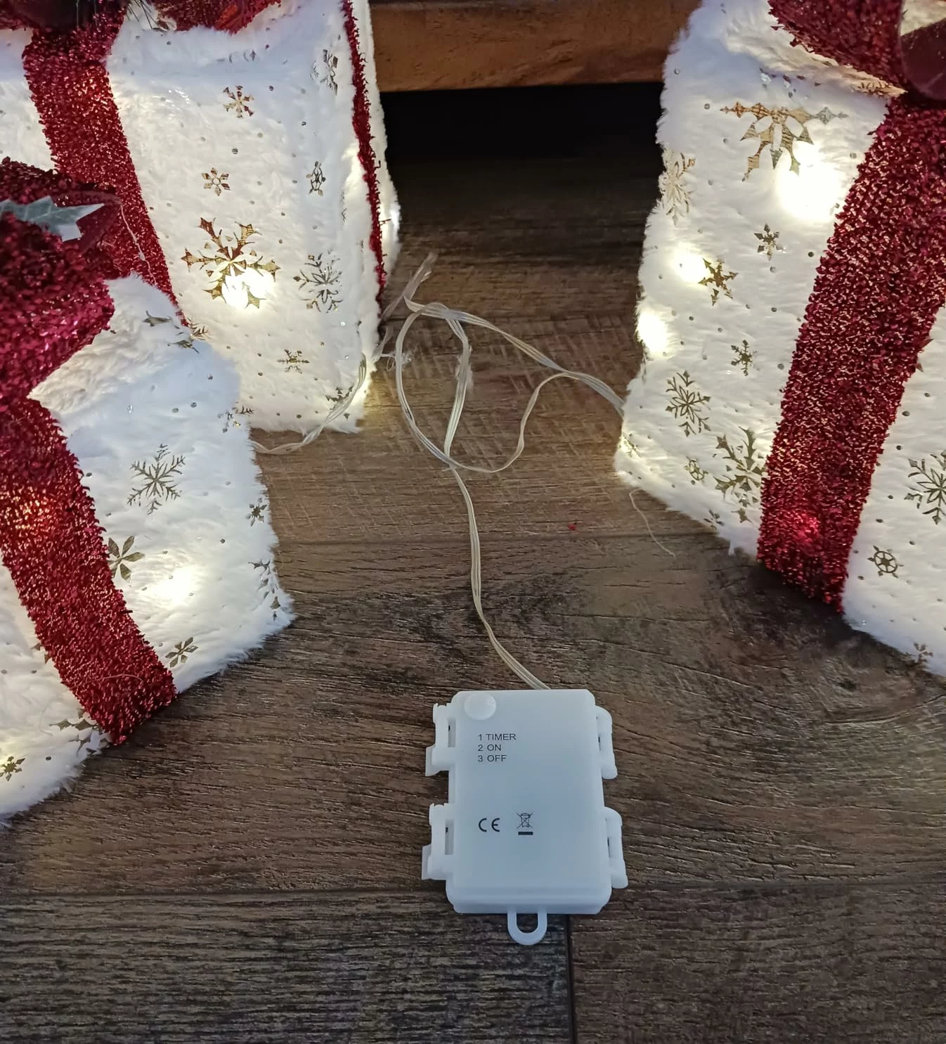 LuxenHome 3-Piece Pre-Lit Wavy-Design Gift Box Set – 70 LED Lights, Gold Fabric with Red Glitter Bows photo review