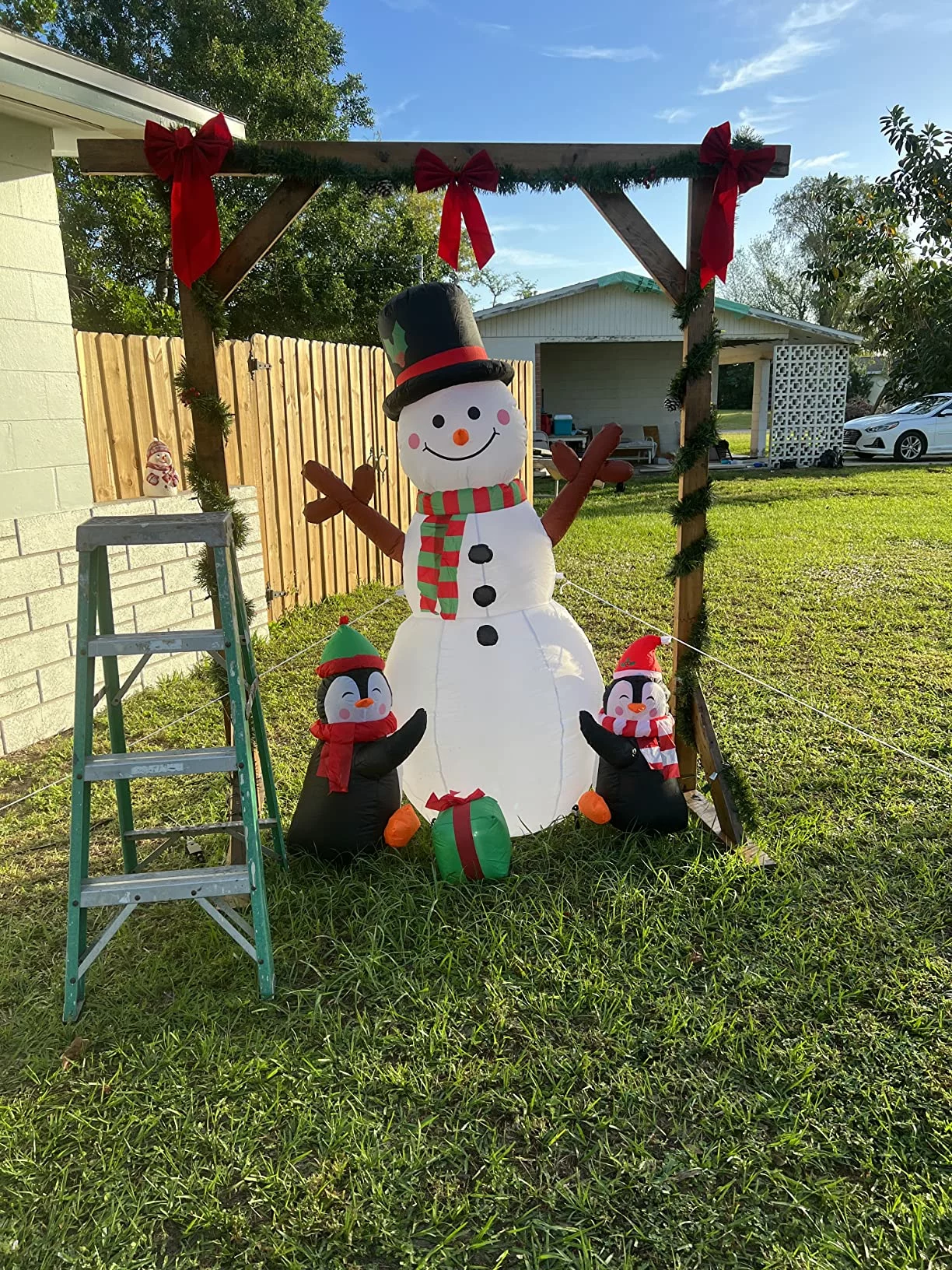 OurWarm 6FT Christmas Inflatable Snowman & Penguin – Outdoor Blow Up Yard Decoration with Rotating LED Lights for Garden & Lawn photo review