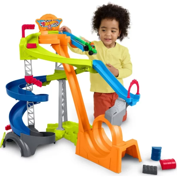 Fisher-Price Little People Hot Wheels Spiral Stunt Speedway, Toddler Race Track Playset with Cars for Kids Ages 1.5 to 5 Years
