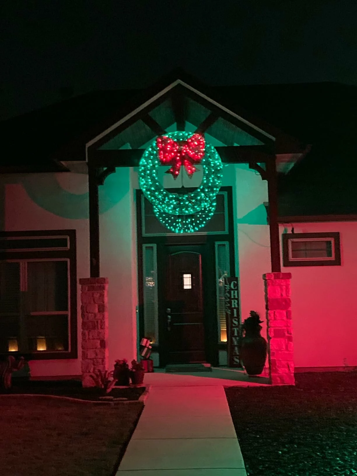 LuxenHome 1.6-Ft Round Lighted Wreath with Red Bow – Holiday Decoration with Timer photo review