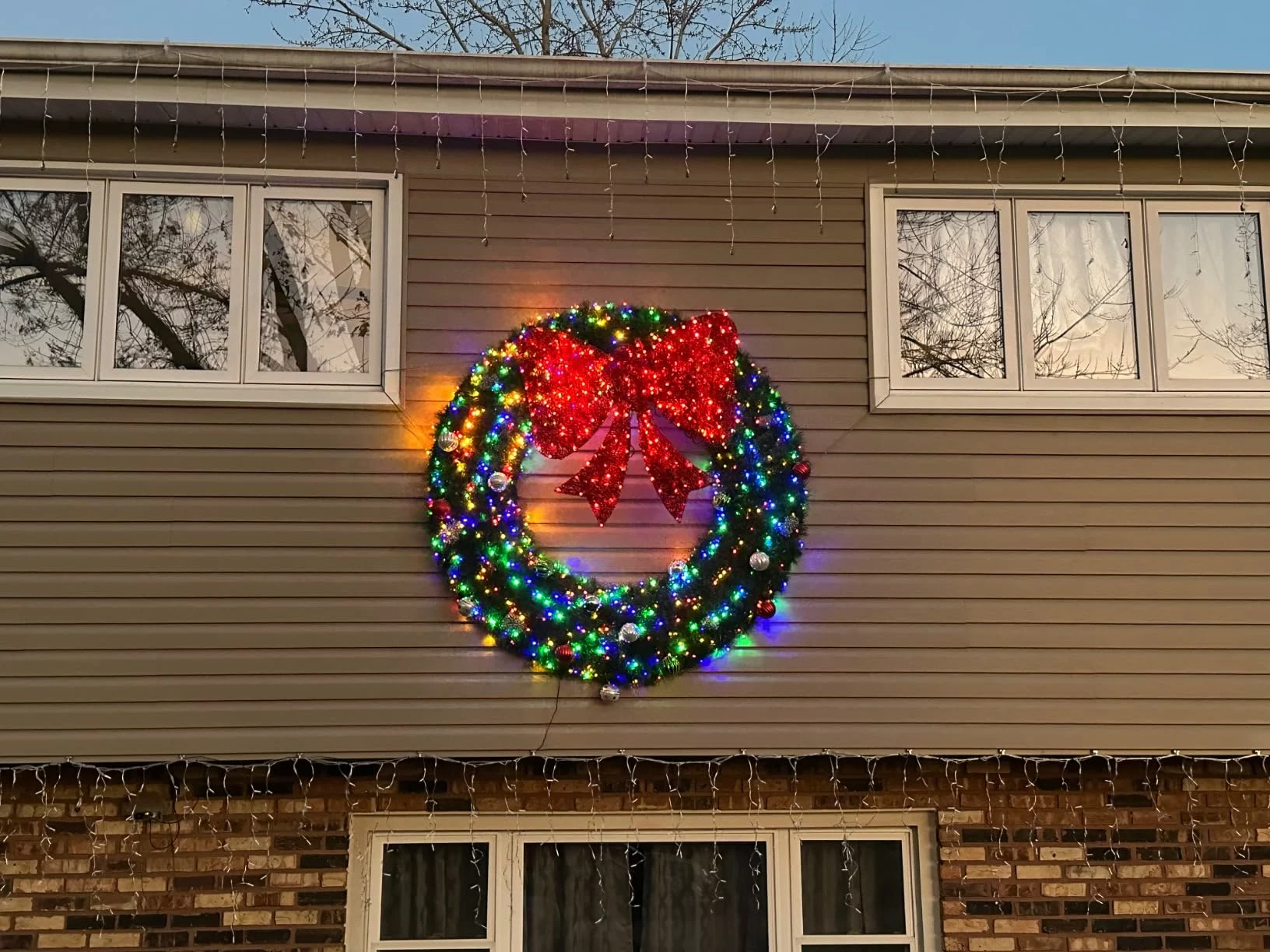 LuxenHome 1.6-Ft Round Lighted Wreath with Red Bow – Holiday Decoration with Timer photo review