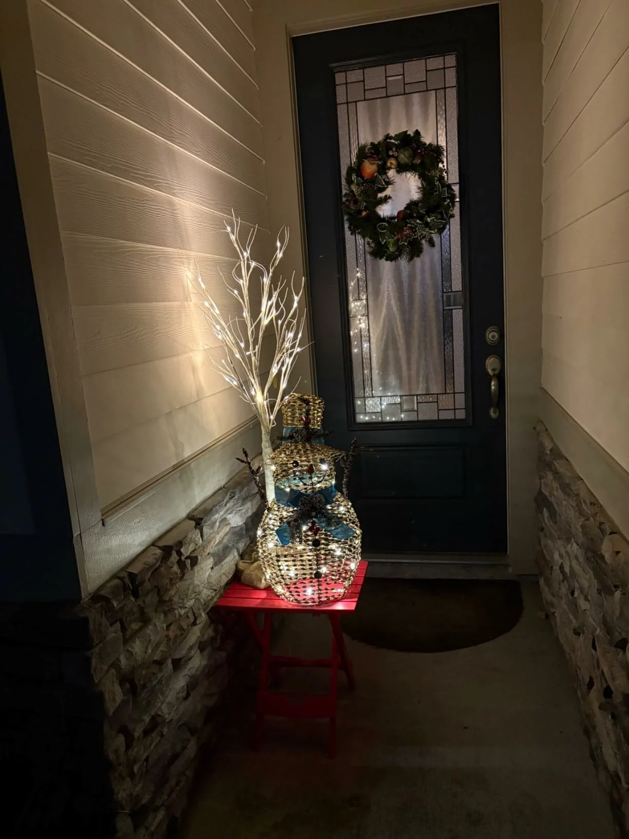 LuxenHome Snowman Holiday Decoration – Plastic Ribbon Design with Battery-Operated Lights photo review