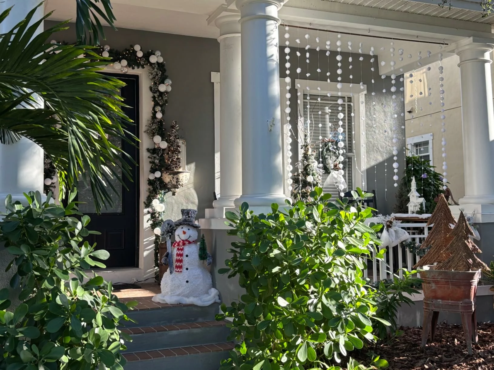 LuxenHome Snowman Holiday Decoration – Plastic Ribbon Design with Battery-Operated Lights photo review